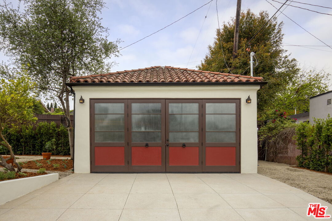 1203 S Victoria Ave
