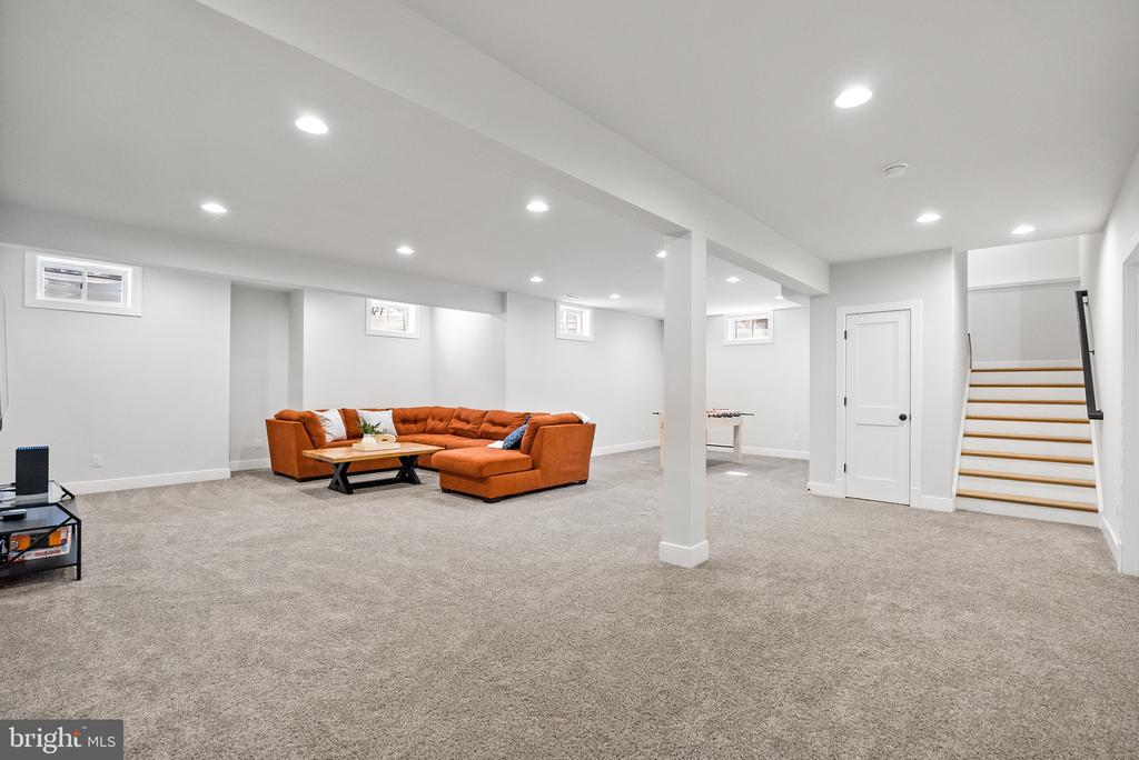 8633 FORT HUNT ROAD