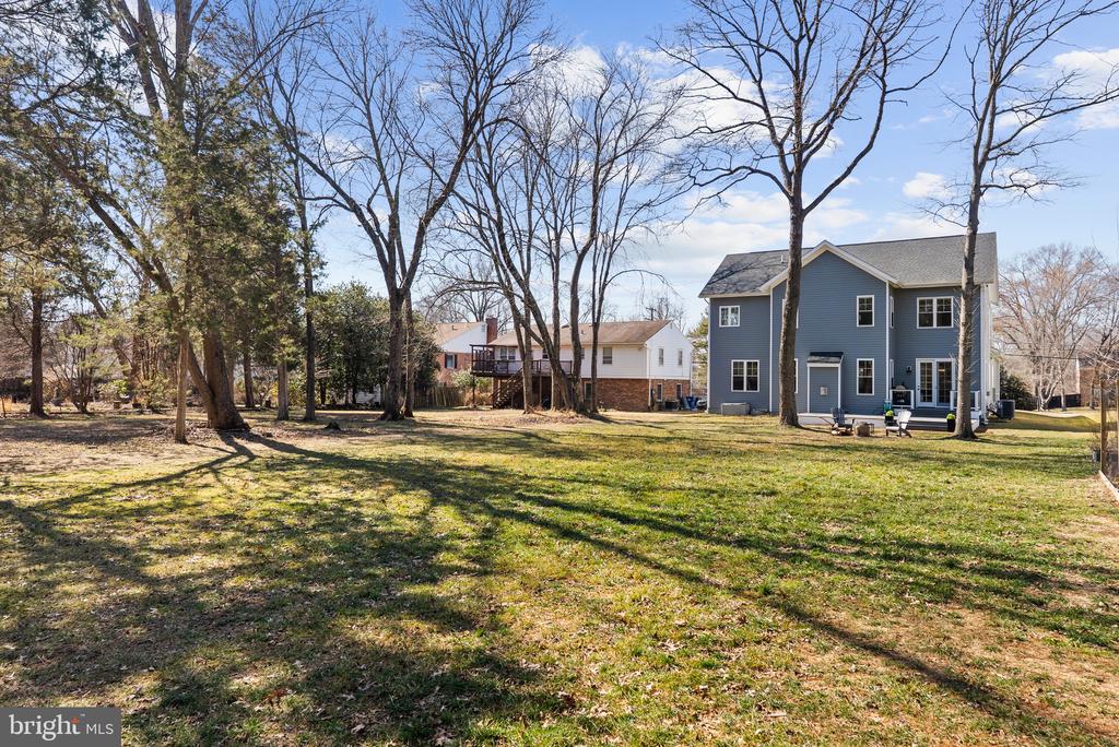 8633 FORT HUNT ROAD