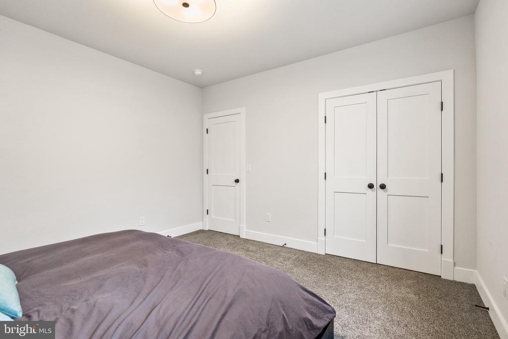 8633 FORT HUNT ROAD