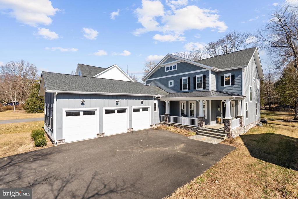 8633 FORT HUNT ROAD