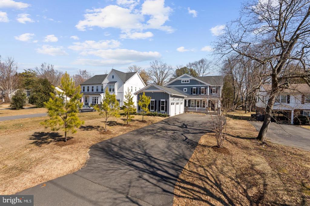 8633 FORT HUNT ROAD