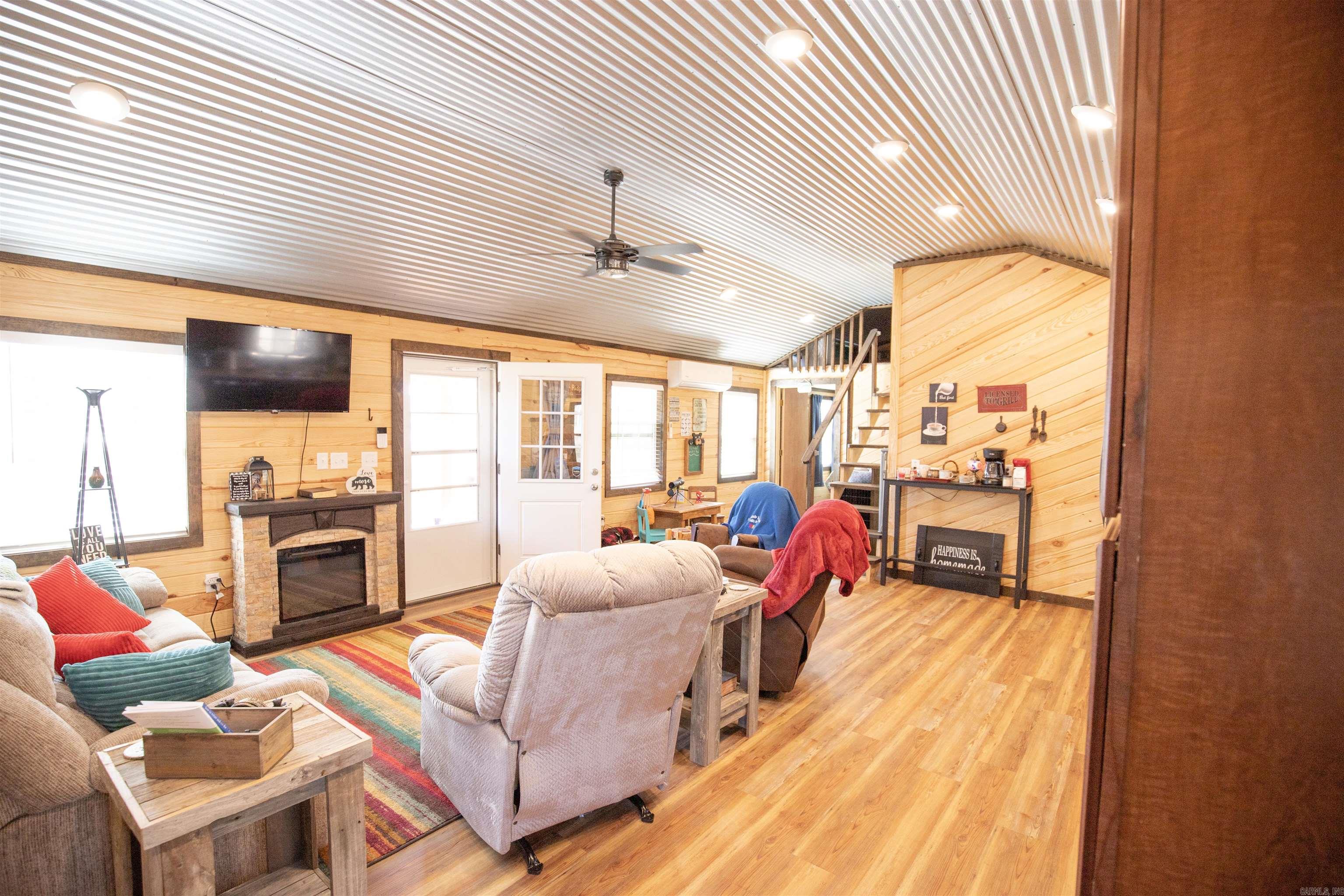 152 Anderson Loop