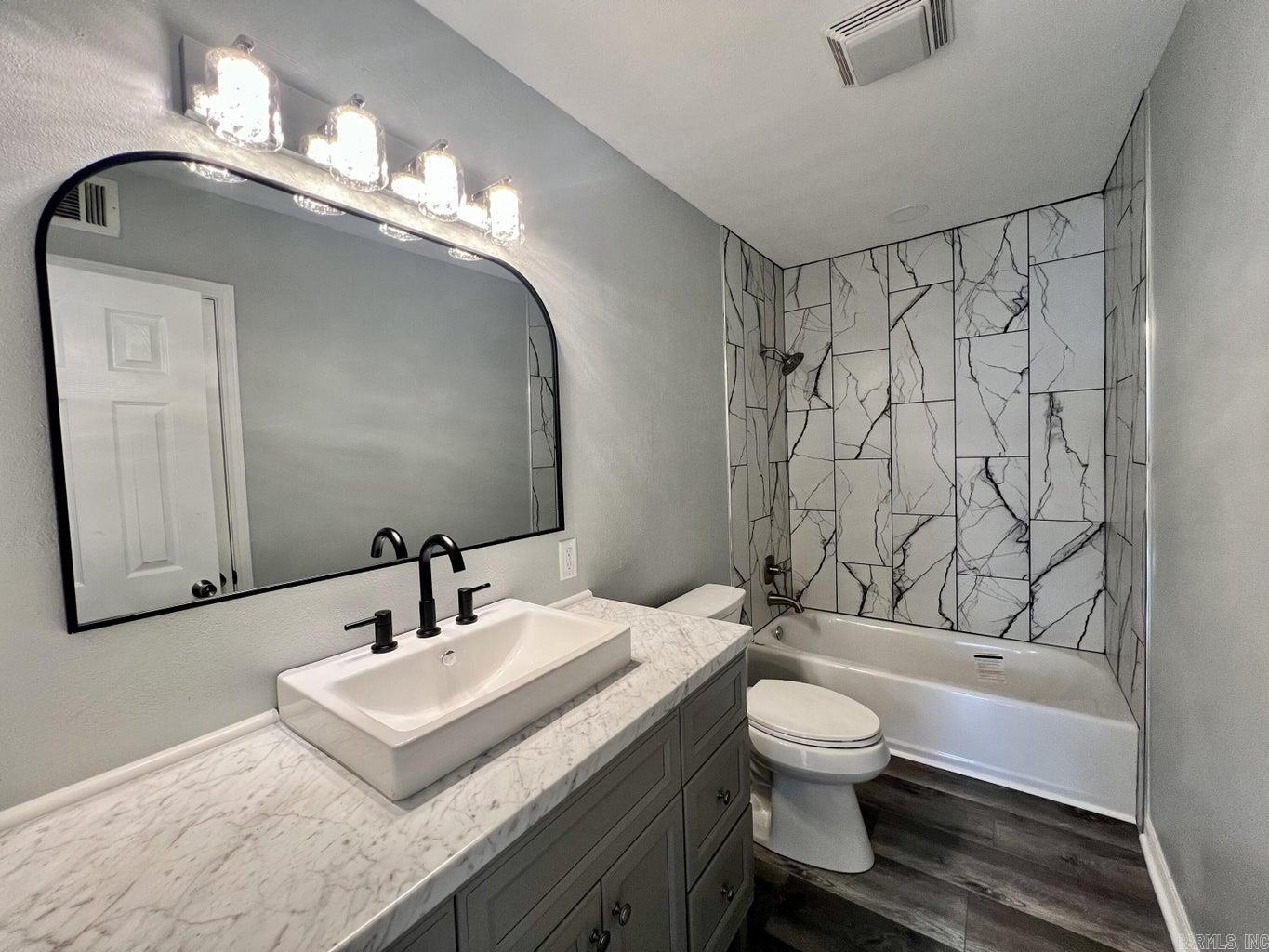 506 W 17TH Street