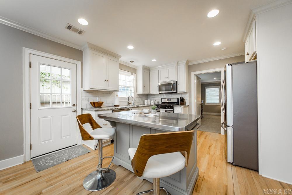 1009 N Taylor Street