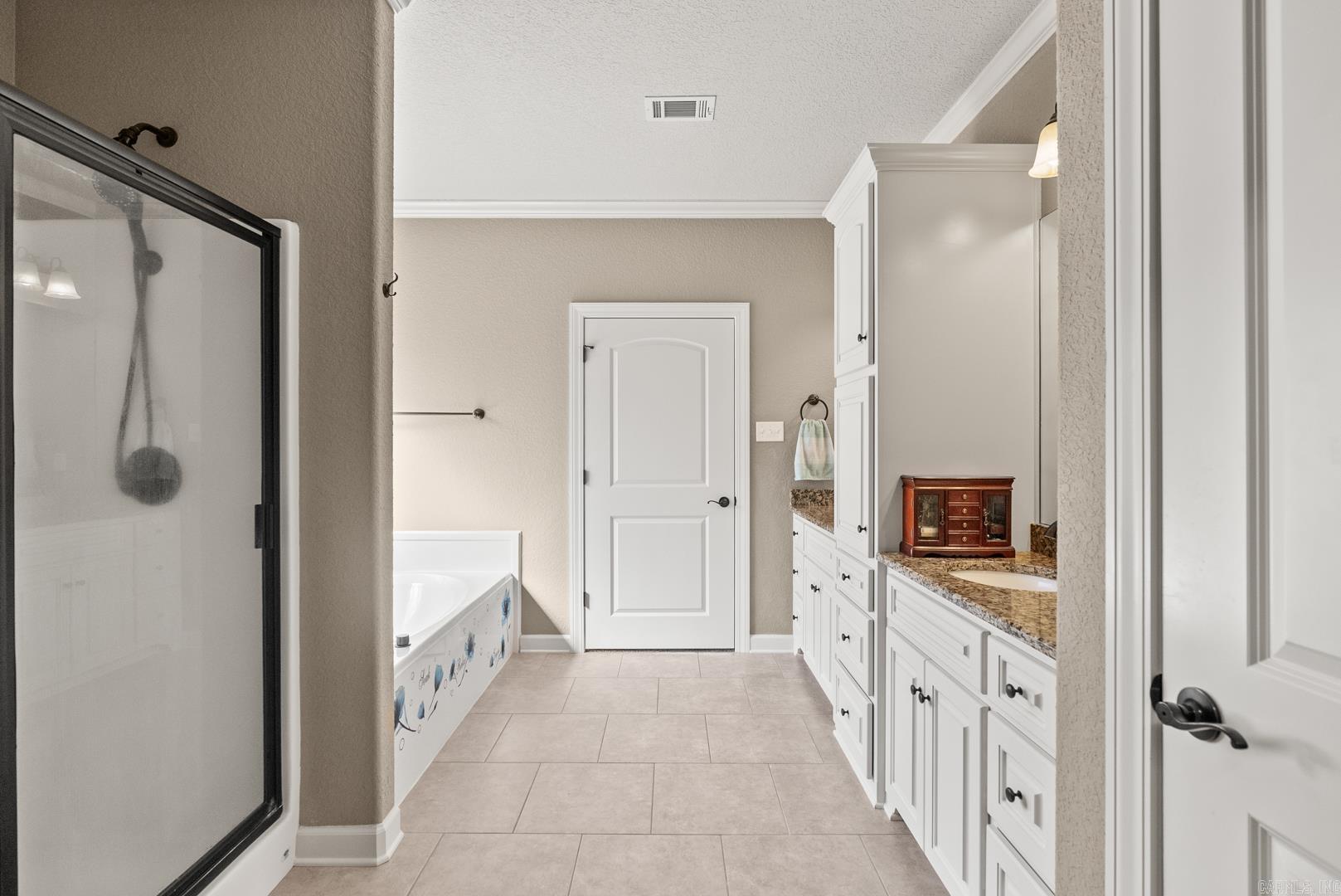 2406 Lakewood Circle