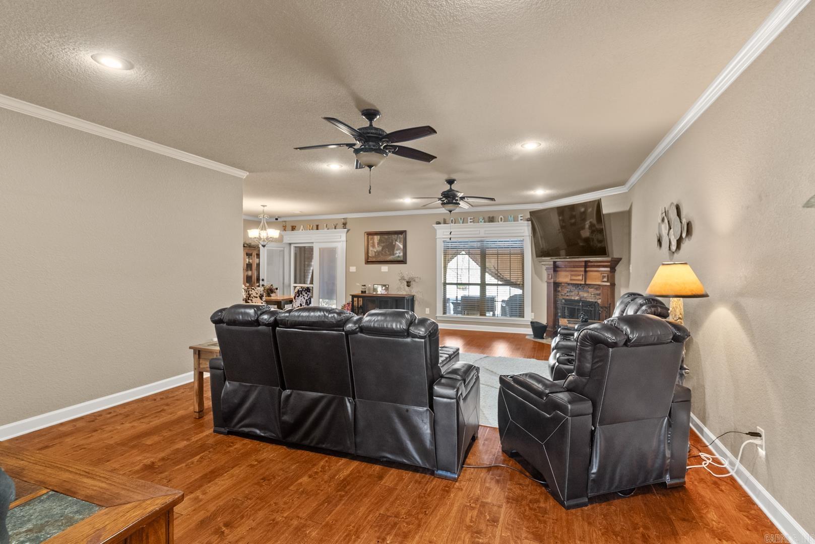 2406 Lakewood Circle