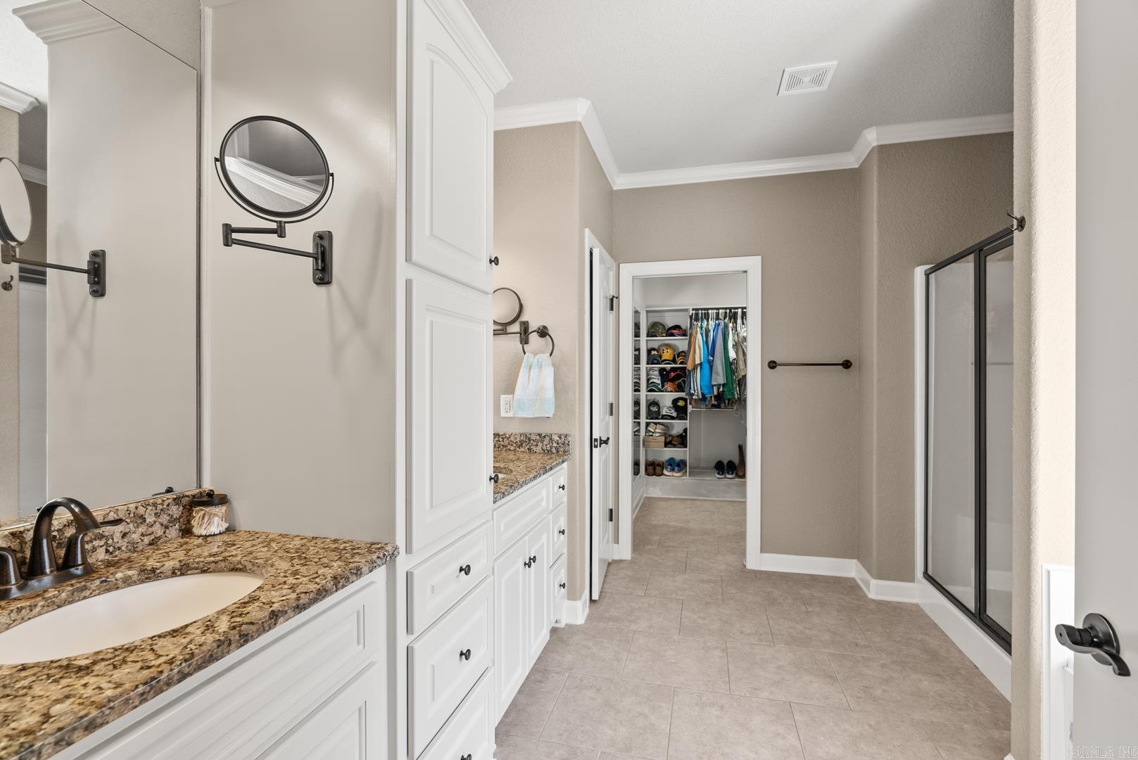 2406 Lakewood Circle