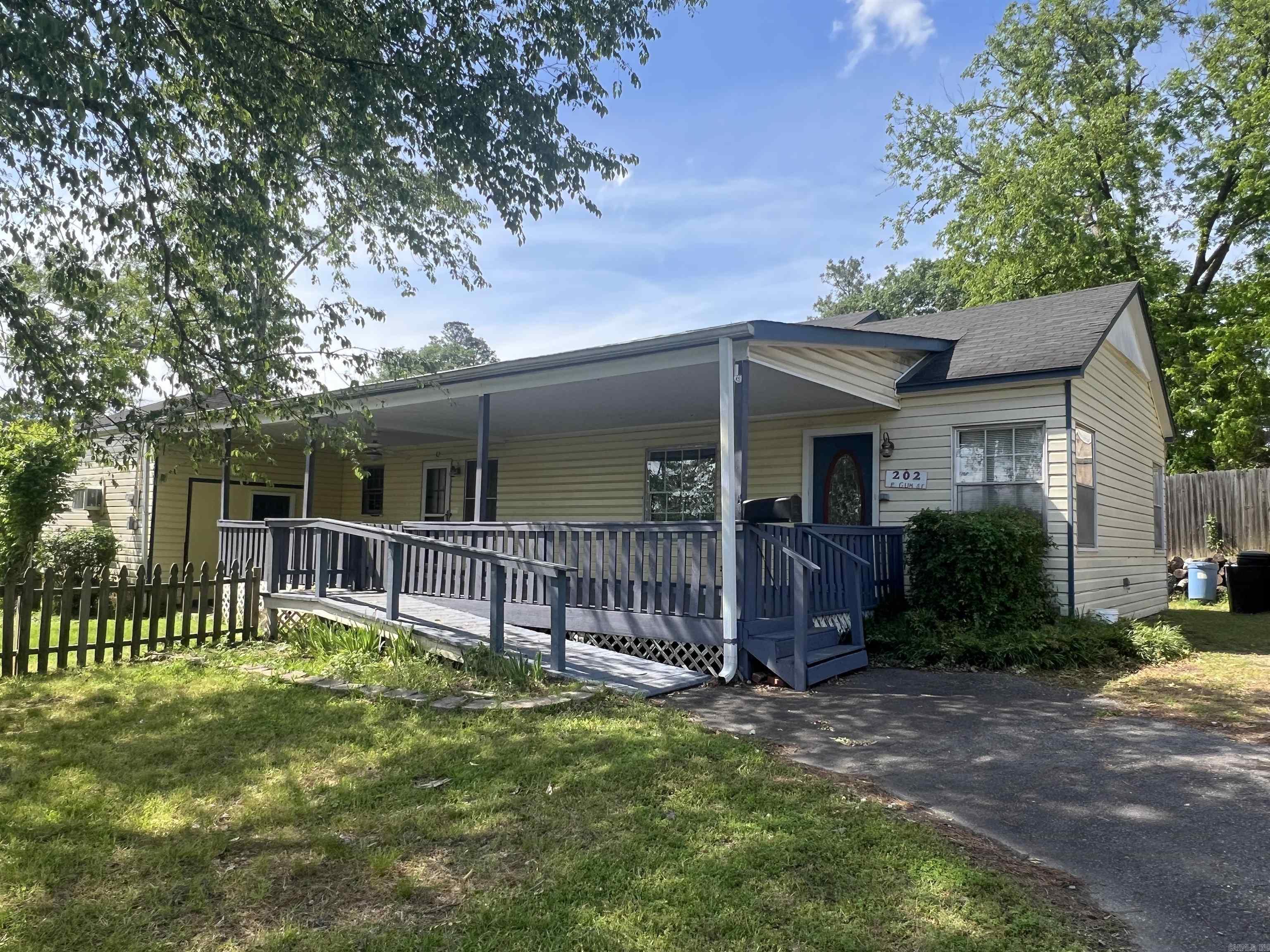 202 E Gum St