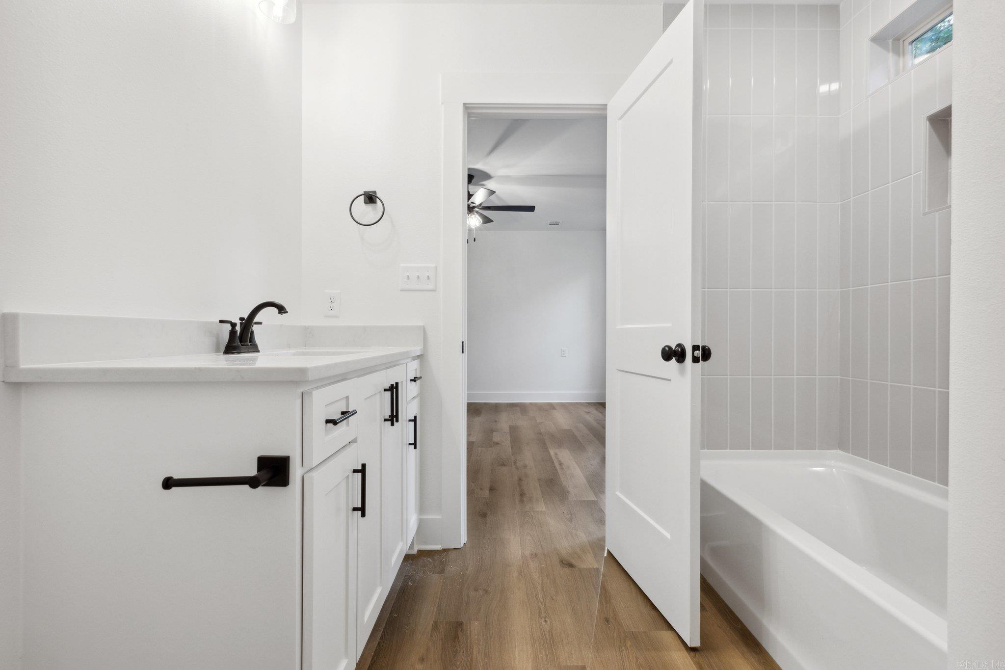 907 Grapevine Street