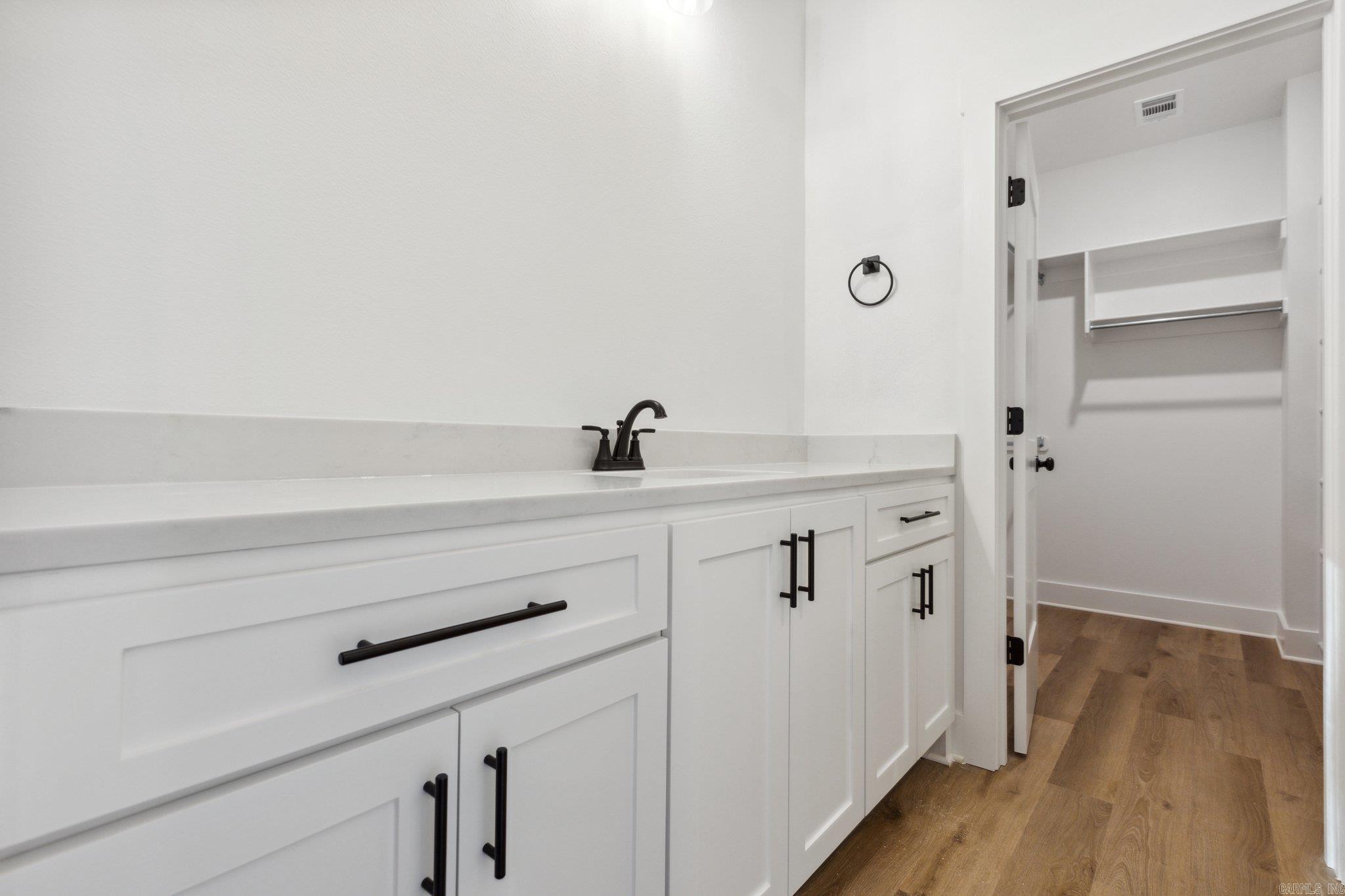 907 Grapevine Street