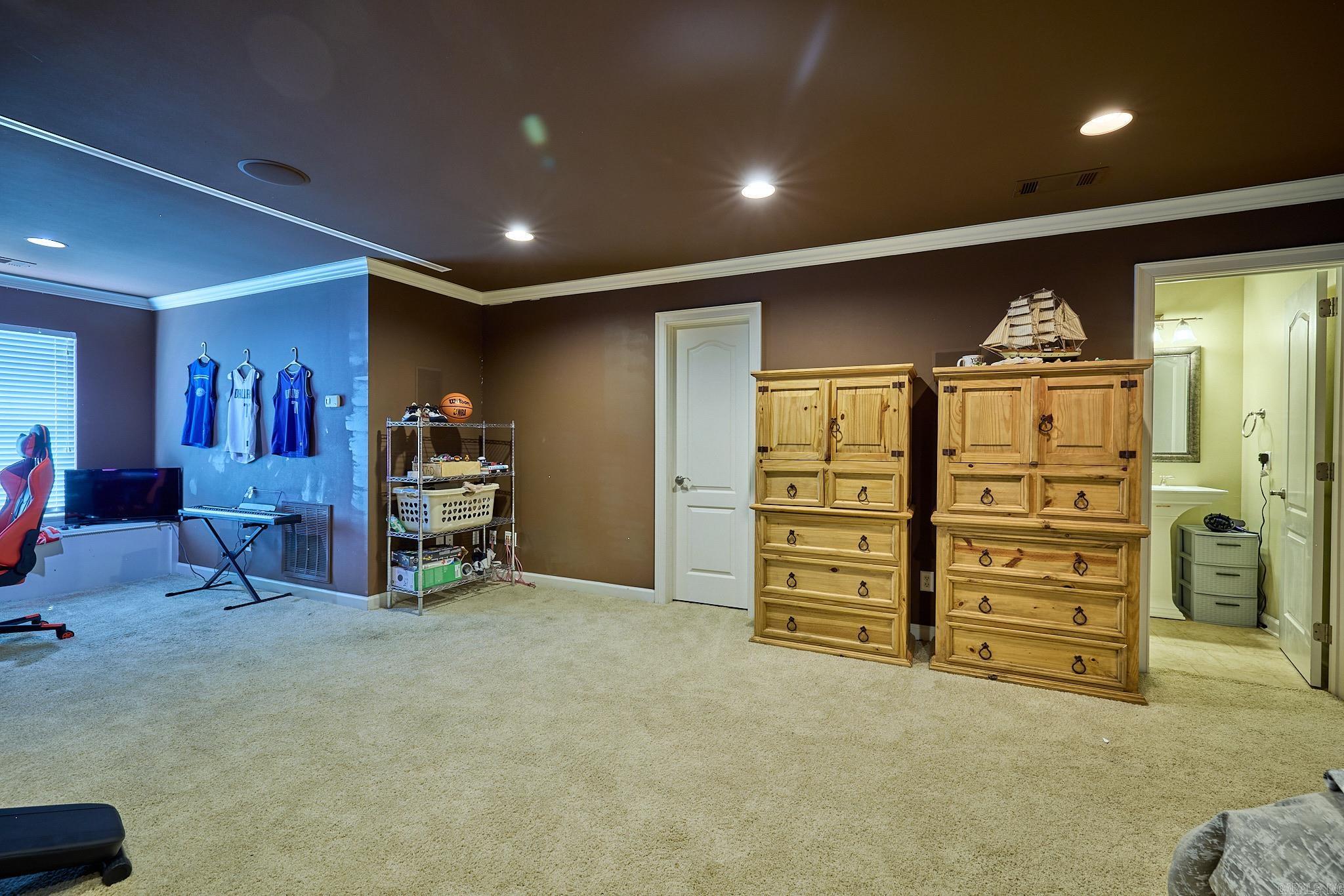 3810 Commonwealth Drive