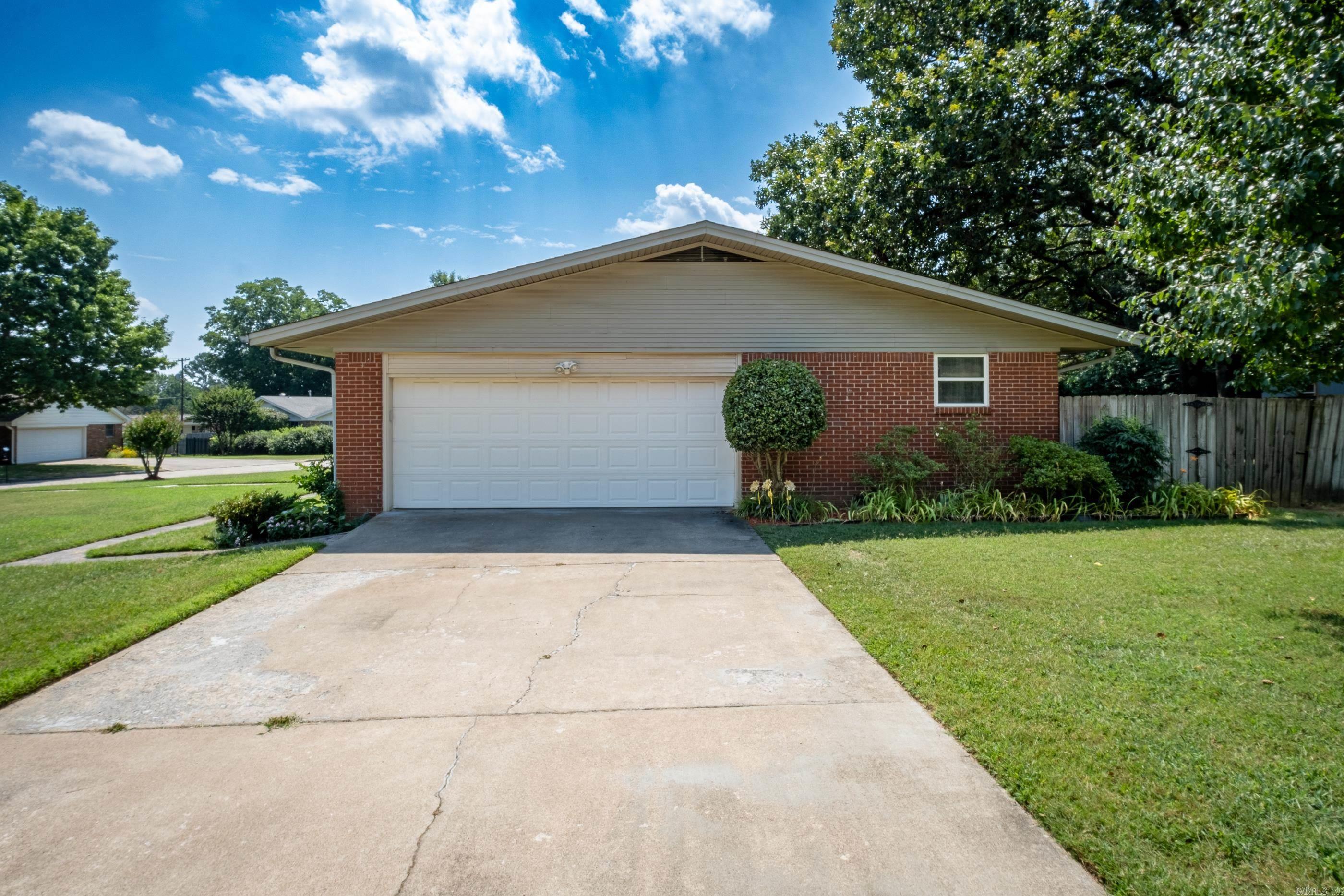 2 Oakhurst Drive