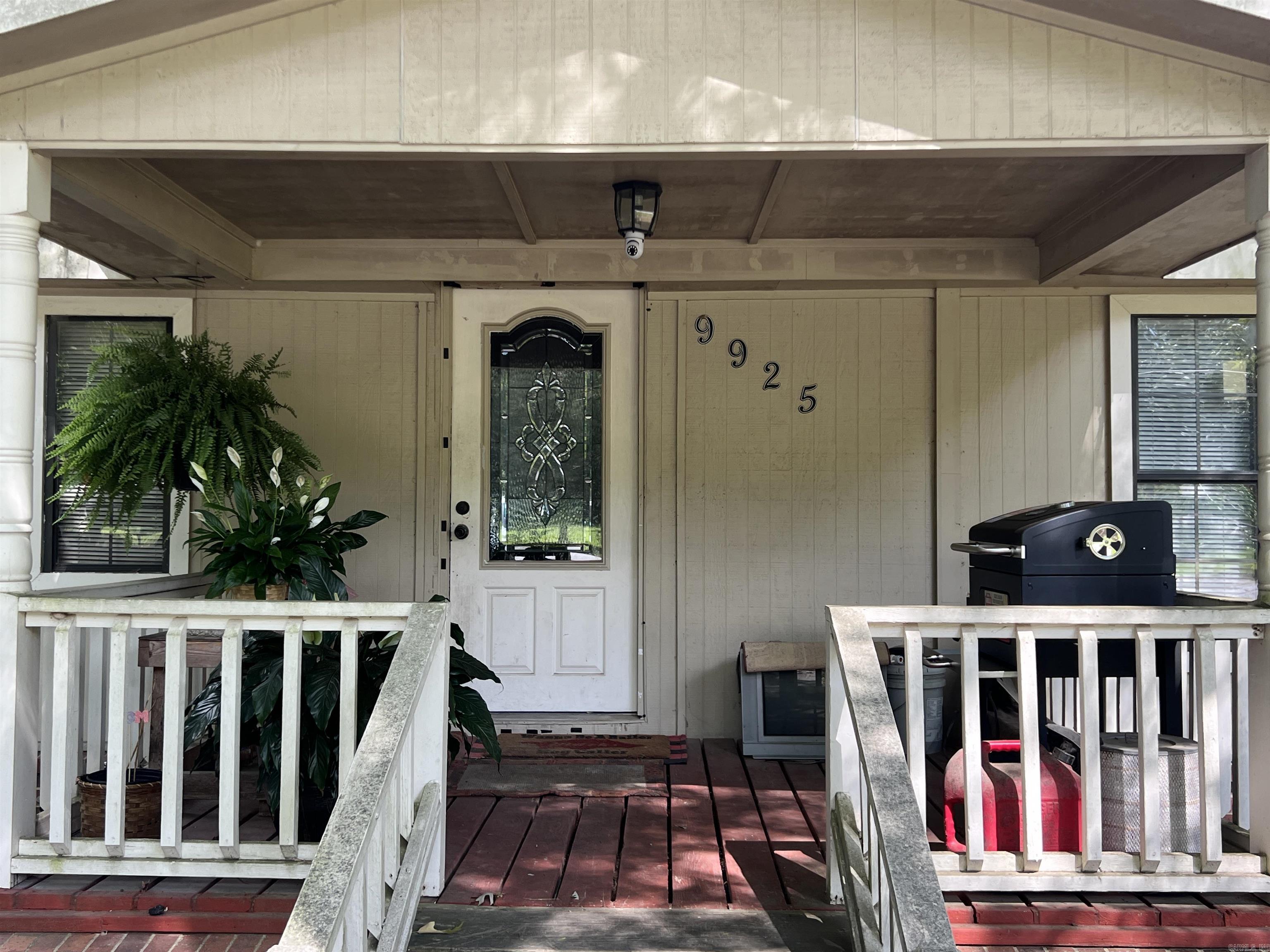 9925 Meadowood Drive