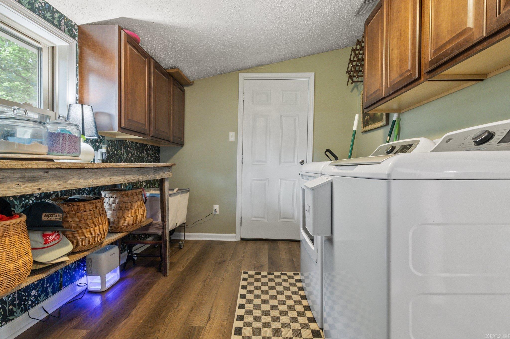 6195 Edgewood Dr