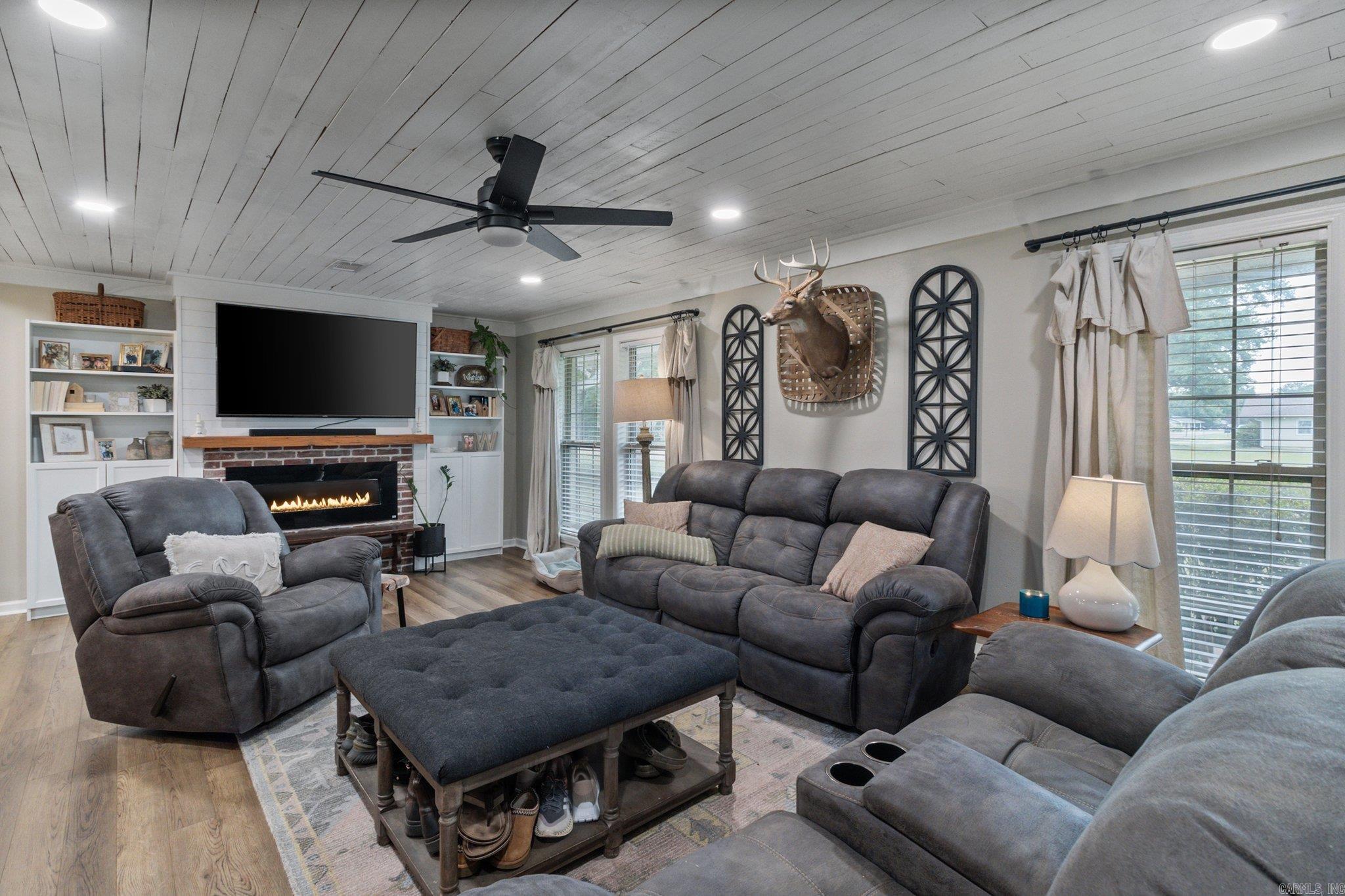6195 Edgewood Dr