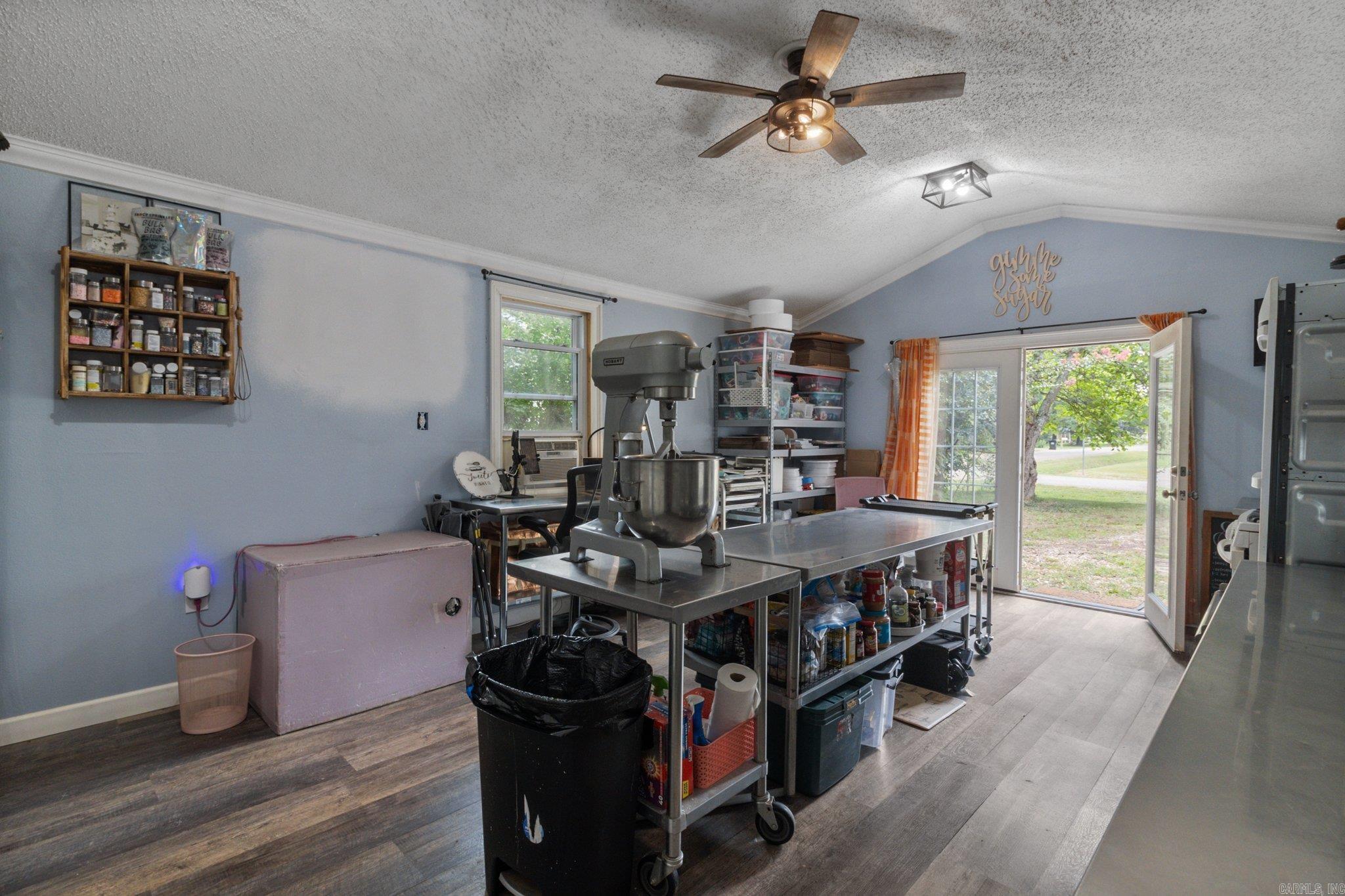 6195 Edgewood Dr