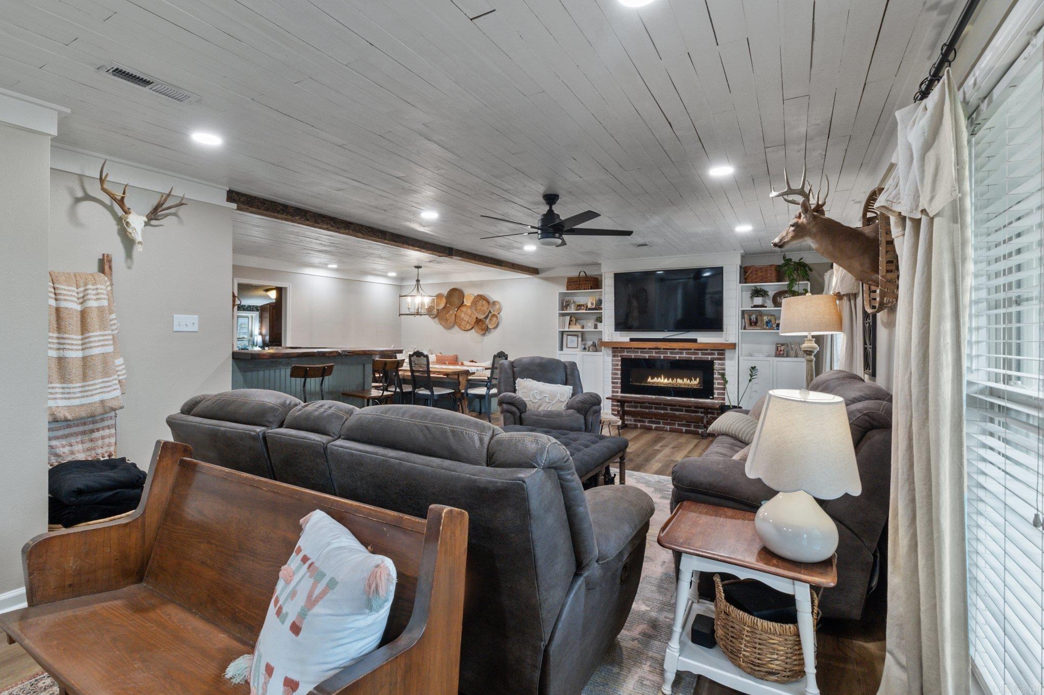 6195 Edgewood Dr