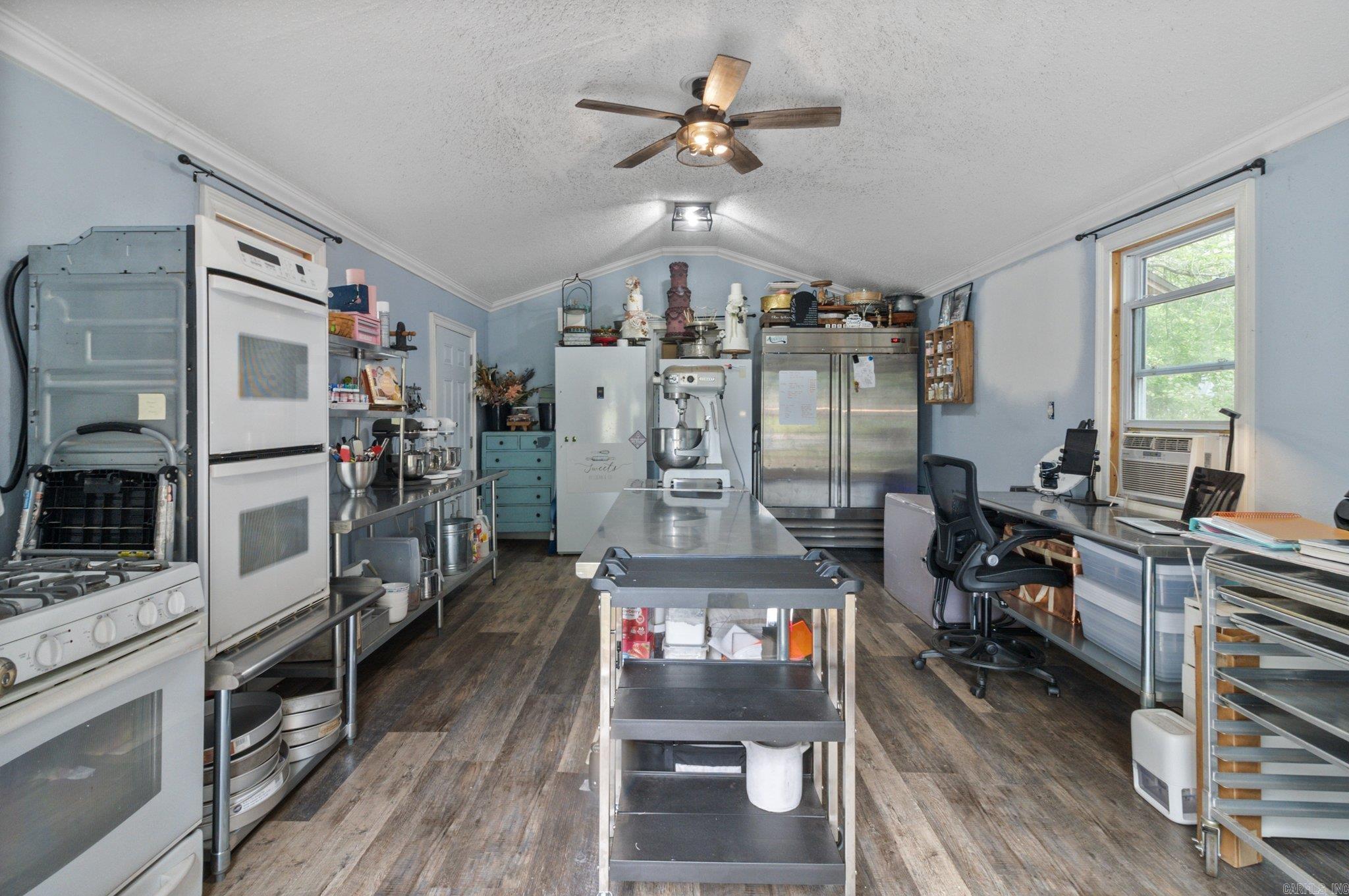 6195 Edgewood Dr
