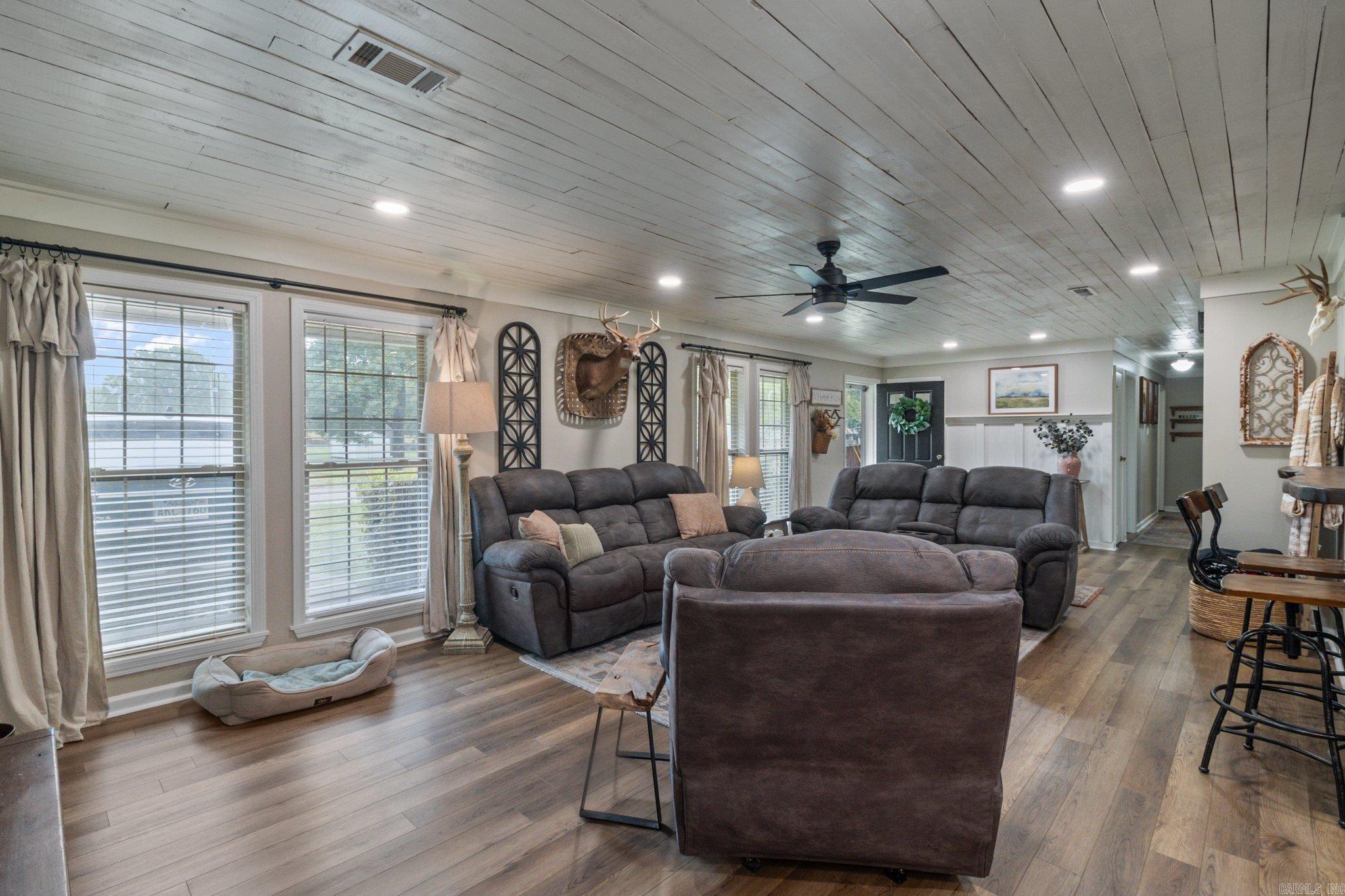 6195 Edgewood Dr