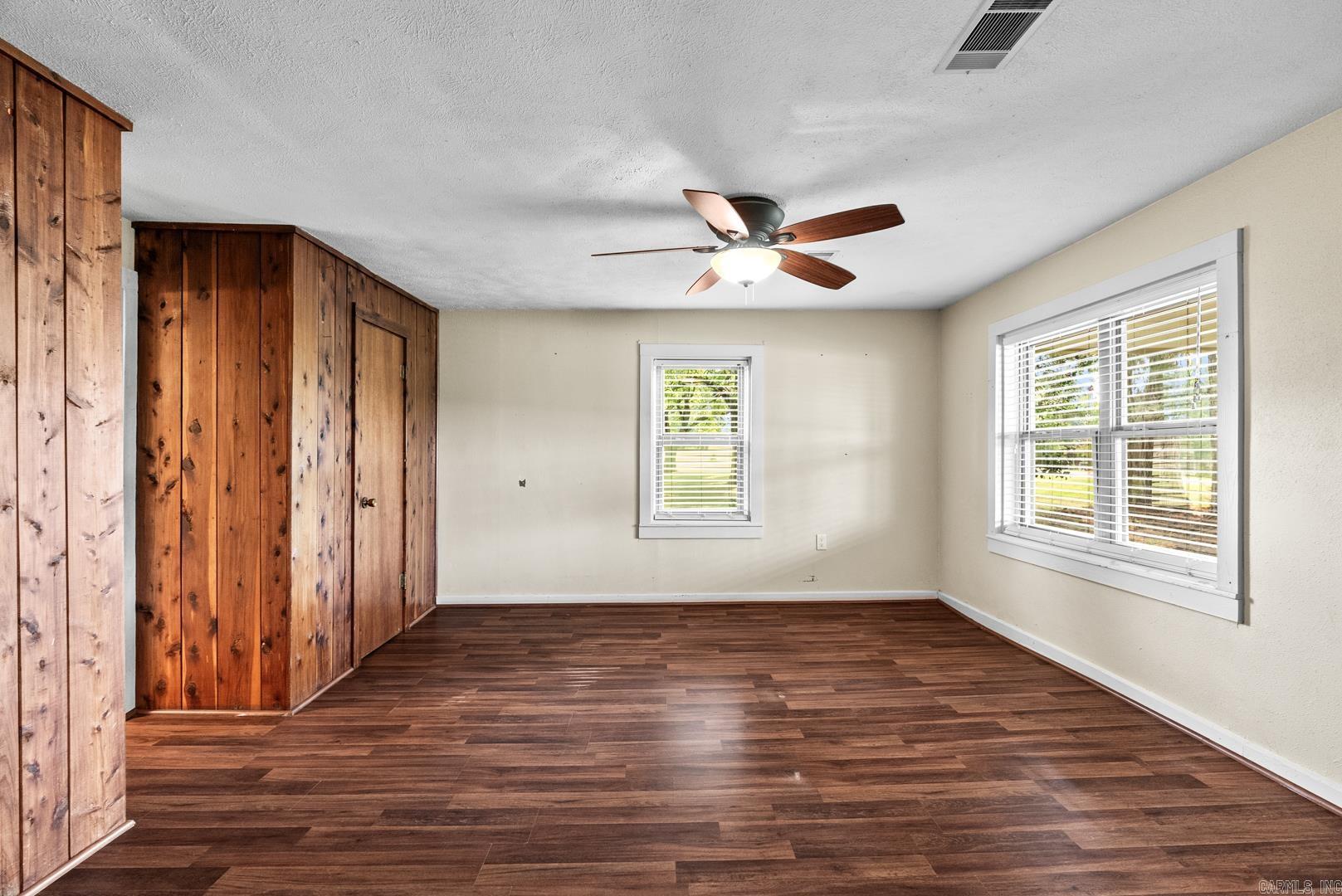 521 E Hwy 225