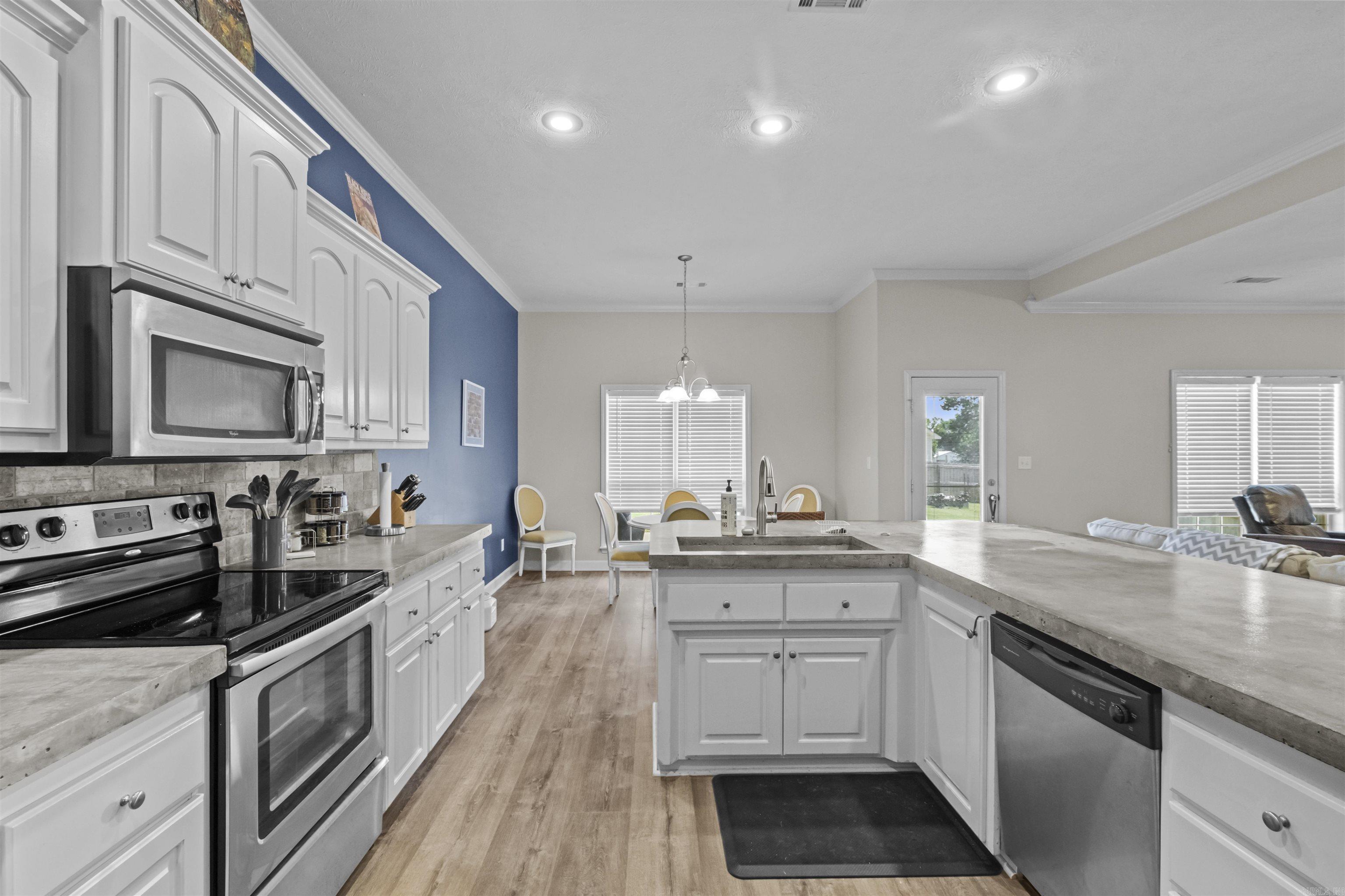 196 Oakview