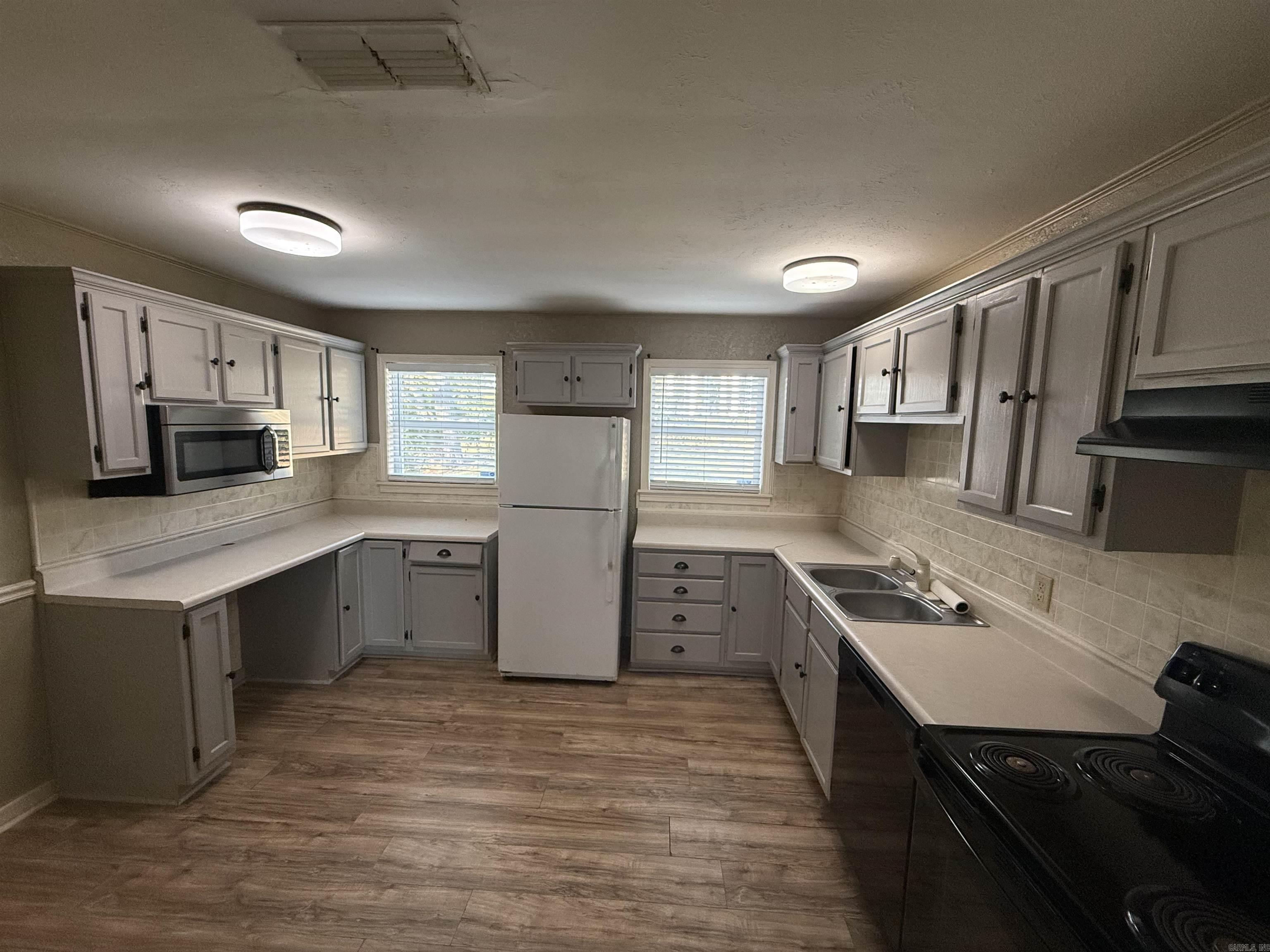 718 Dalewood