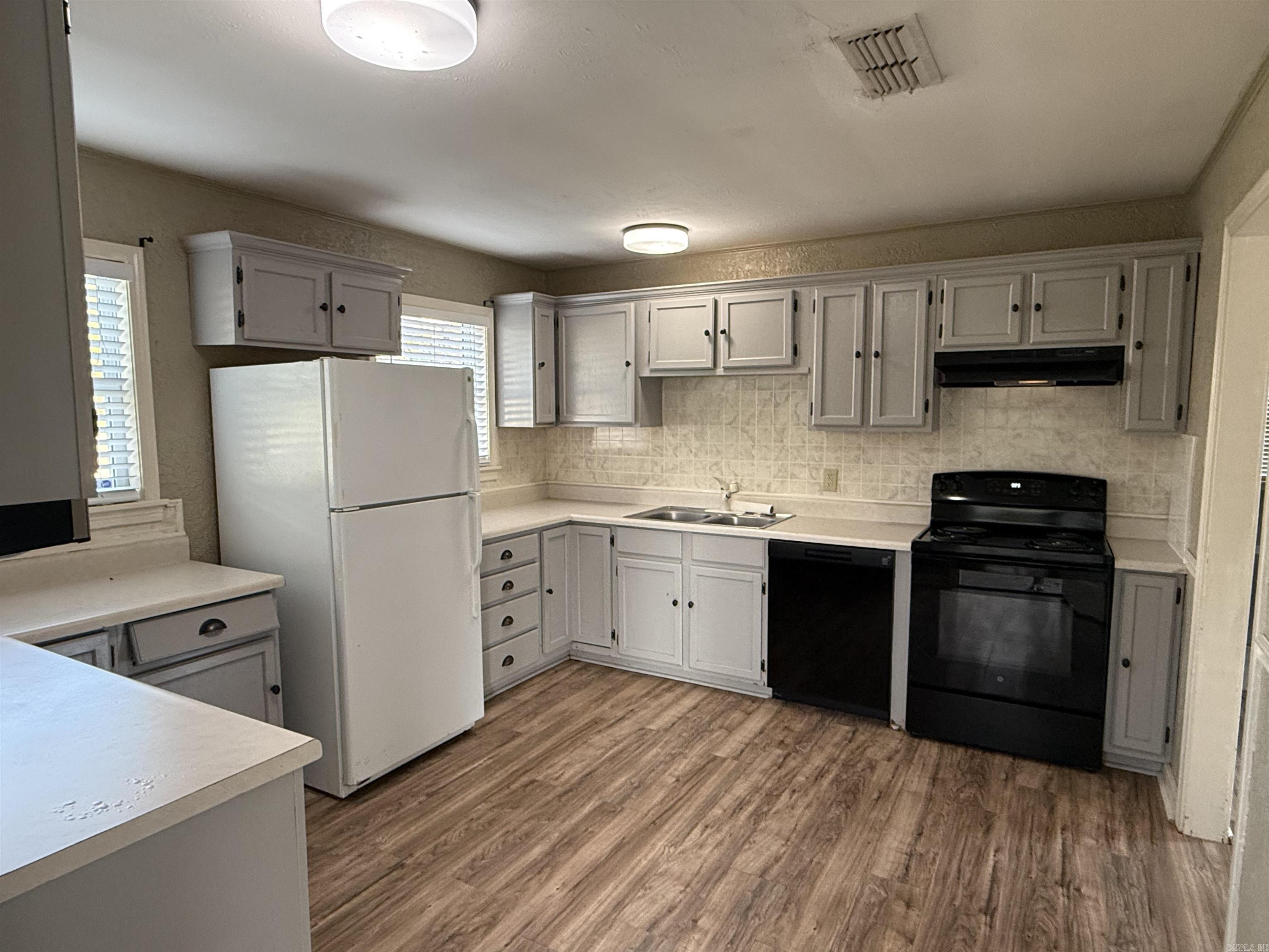 718 Dalewood