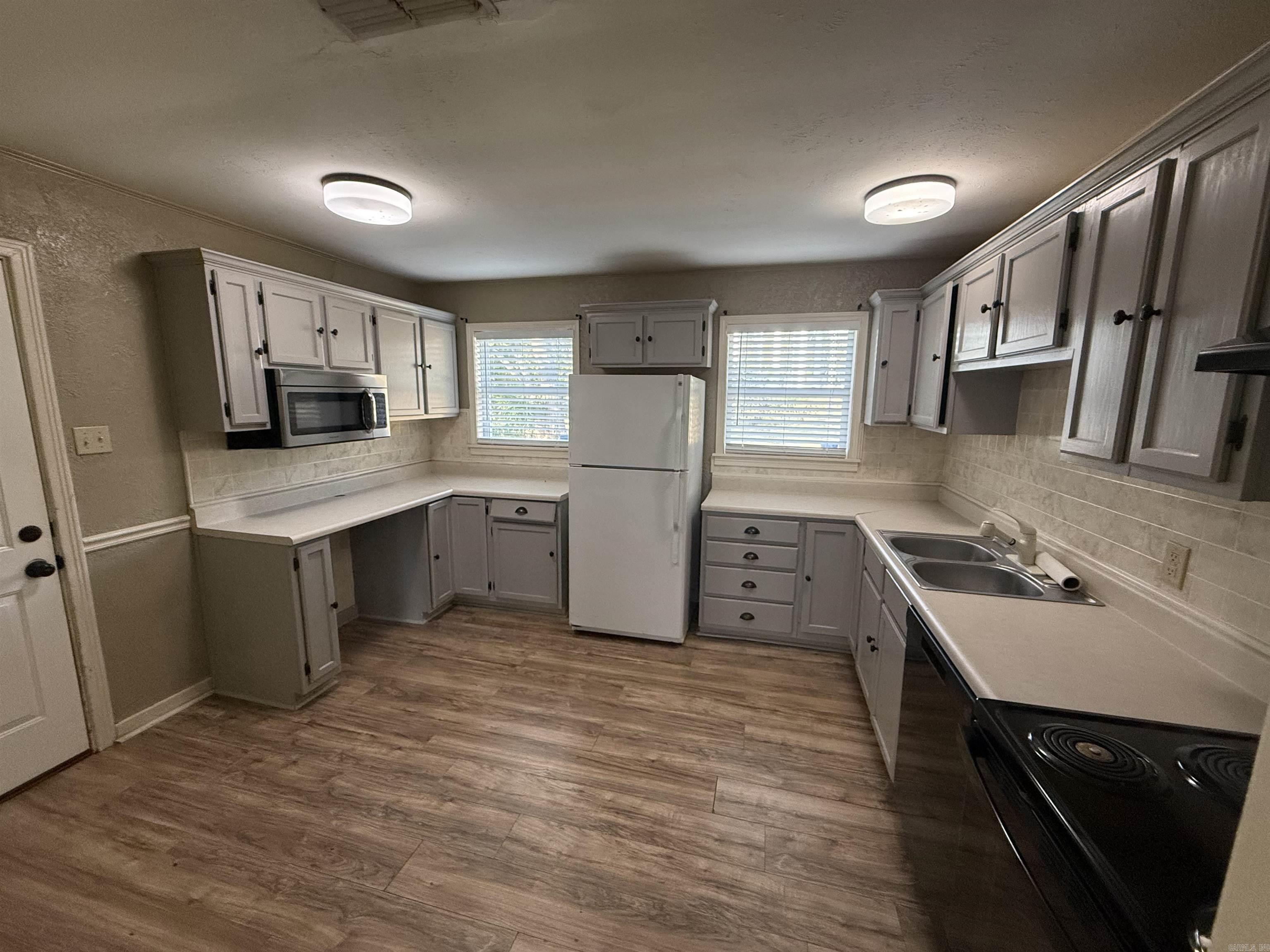 718 Dalewood