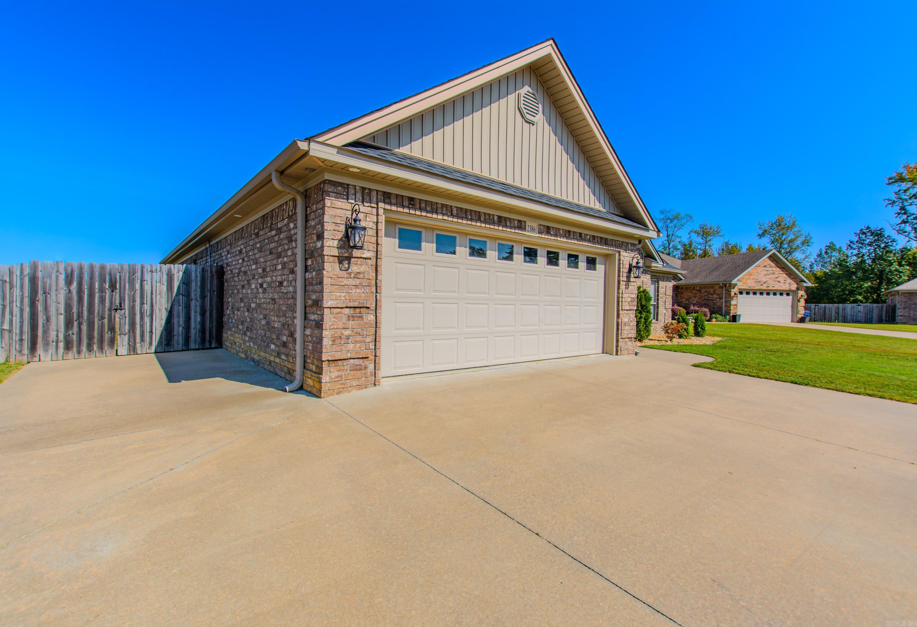 2386 Lakewood Circle