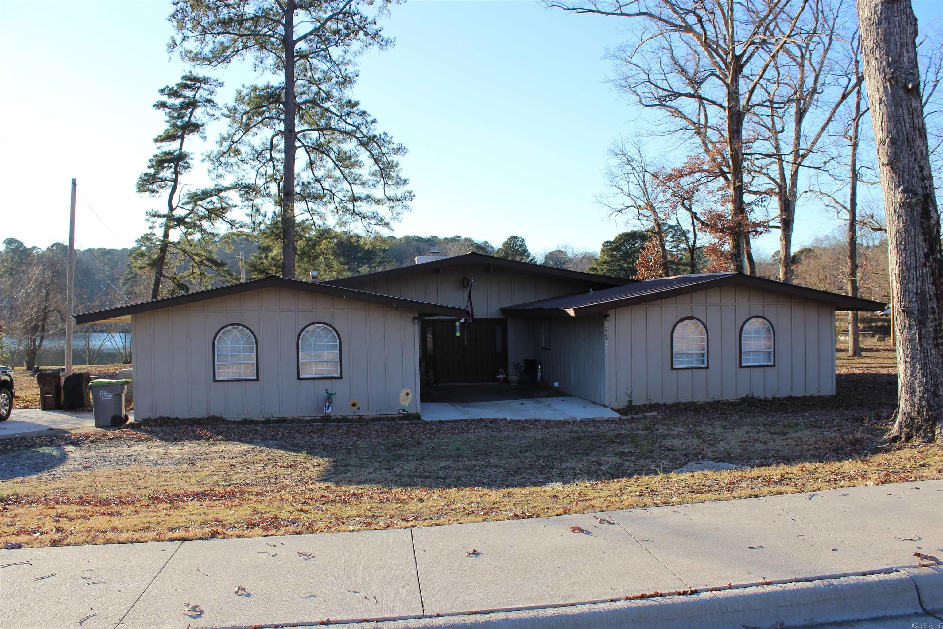 2212 E Lakeview