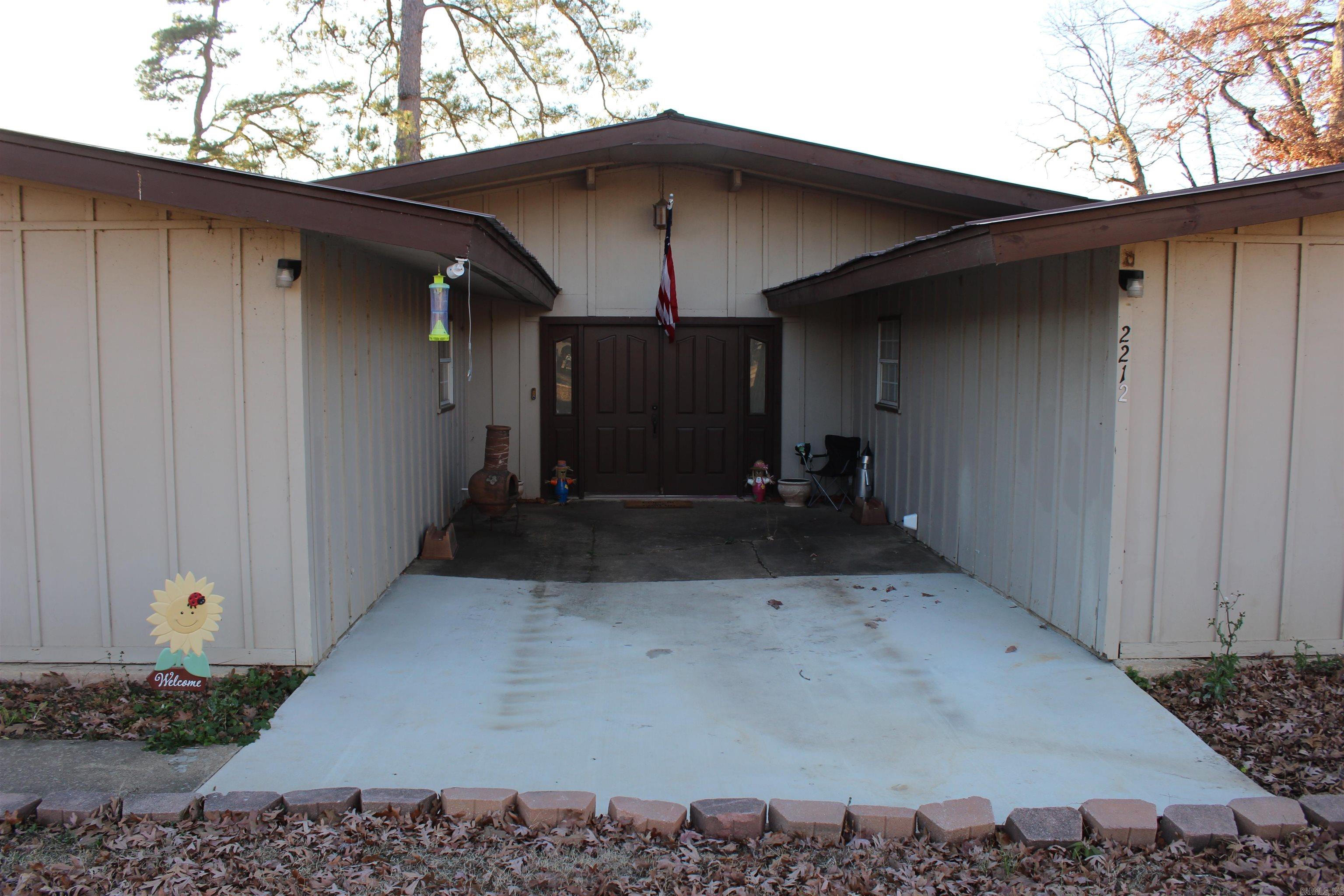 2212 E Lakeview