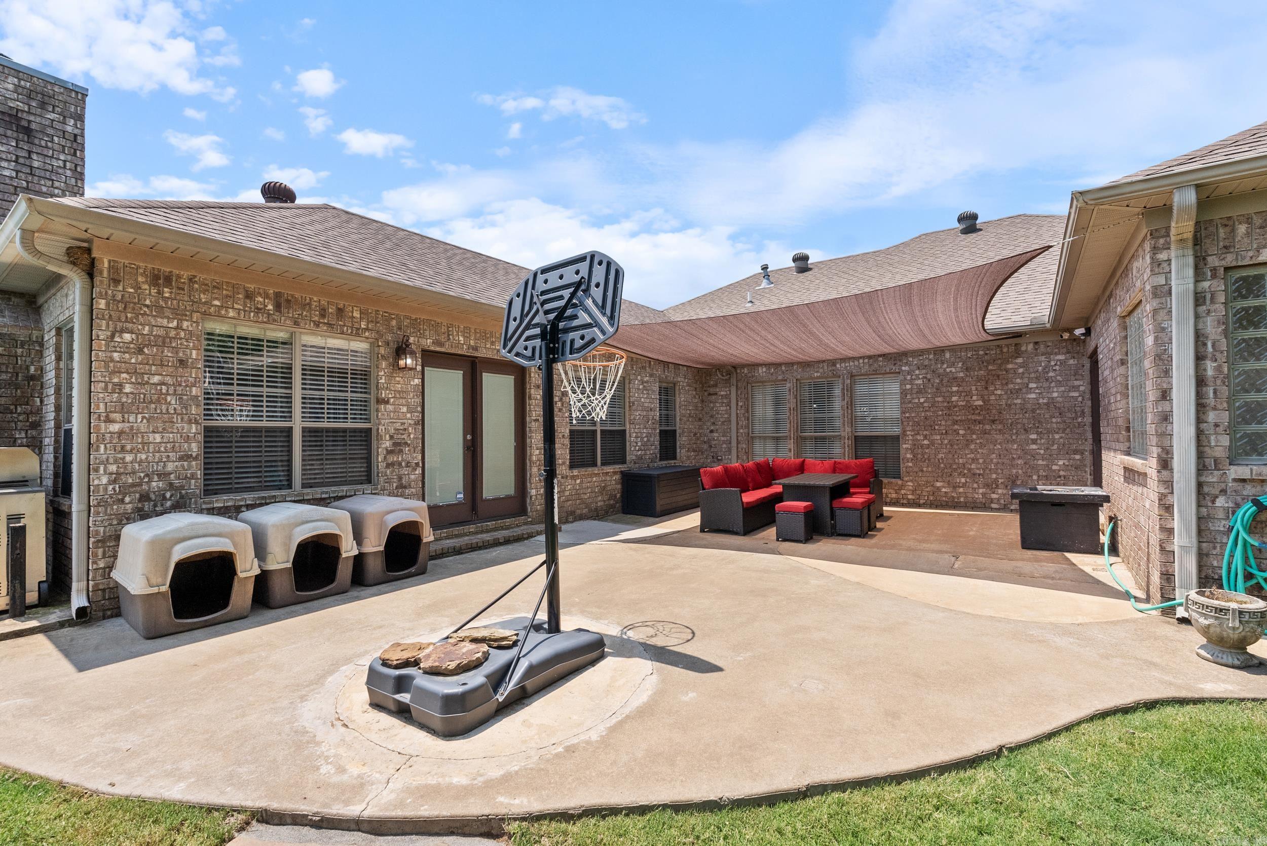 130 Las Colinas Street