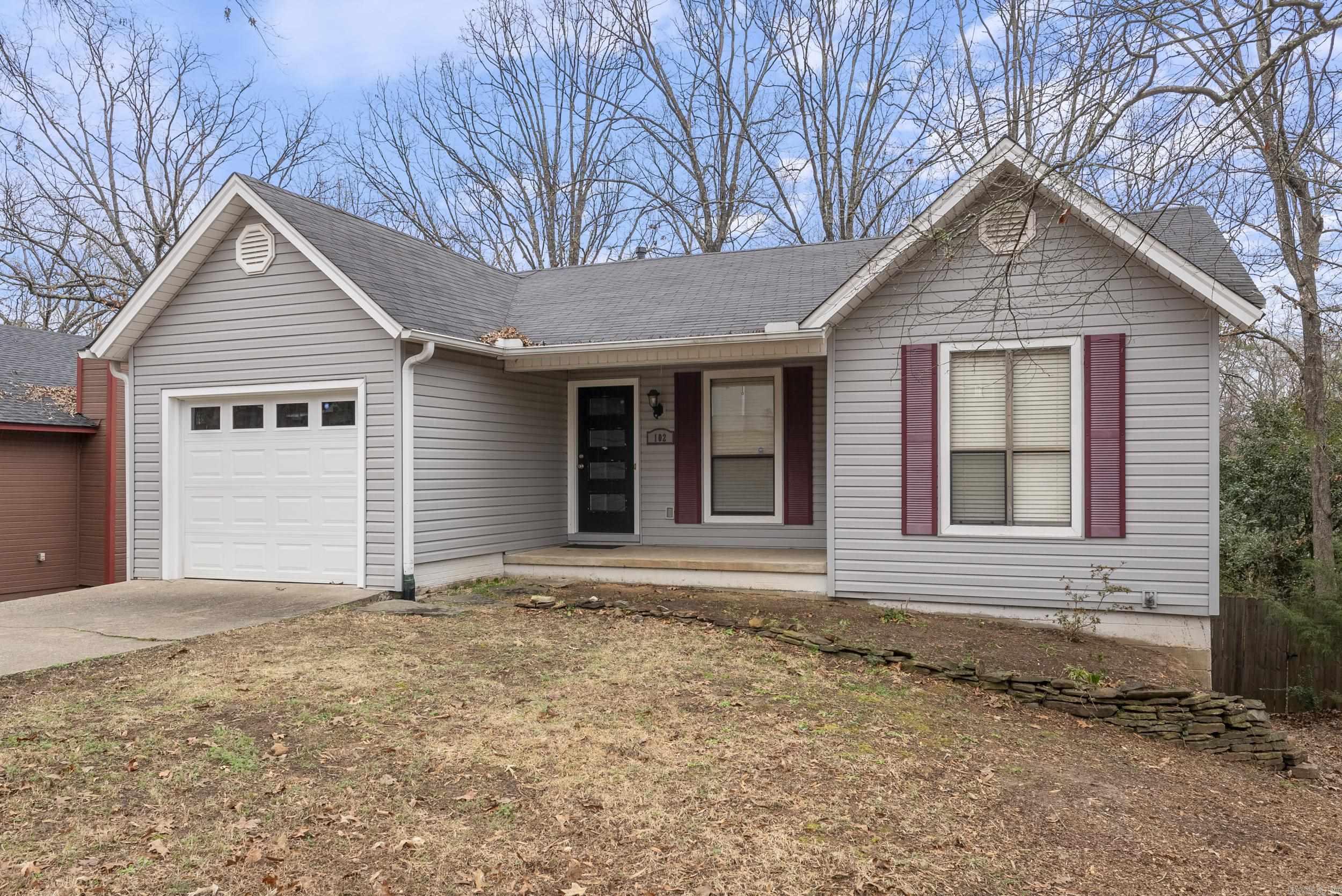 102 Pin Oak Cove