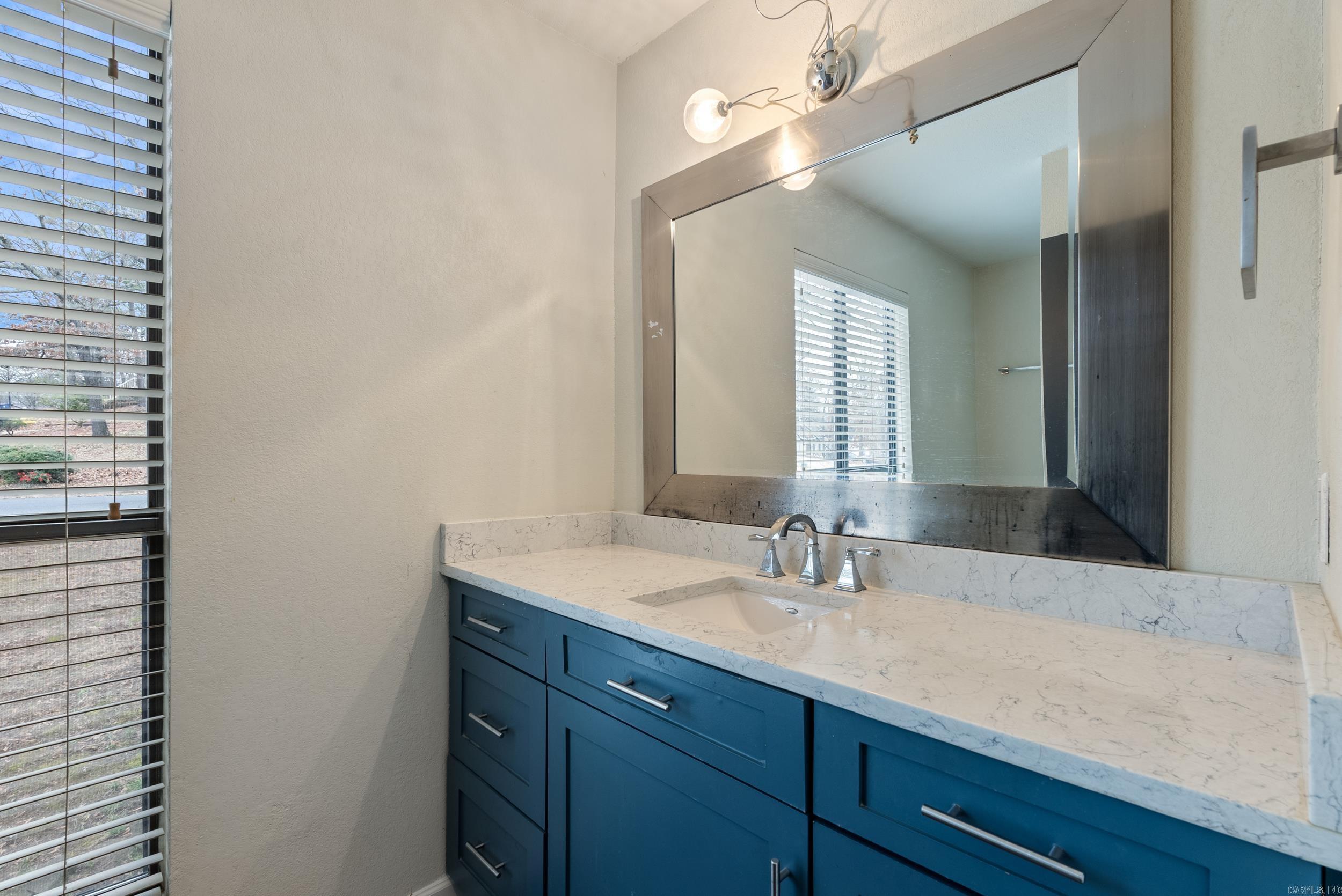 102 Pin Oak Cove