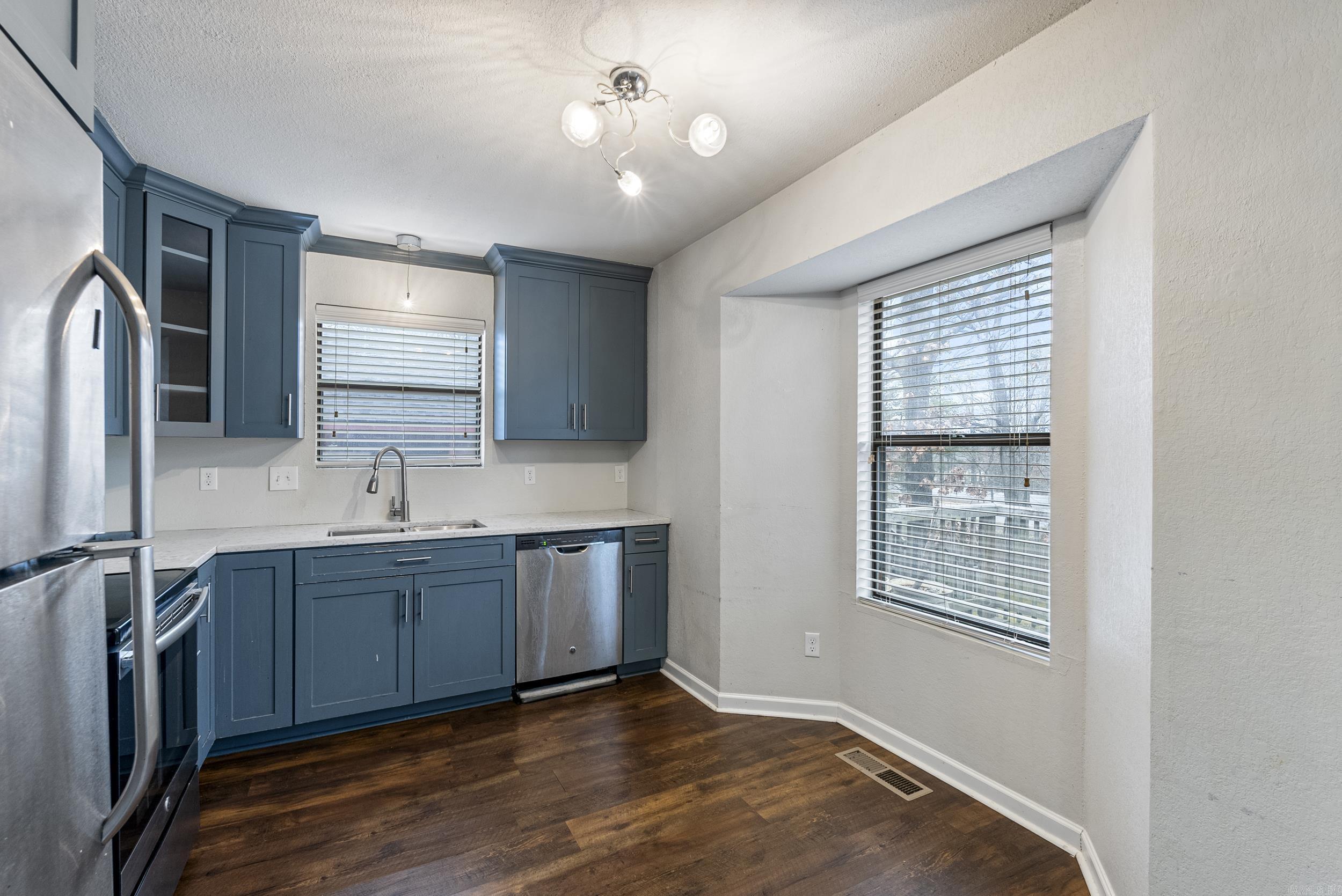102 Pin Oak Cove