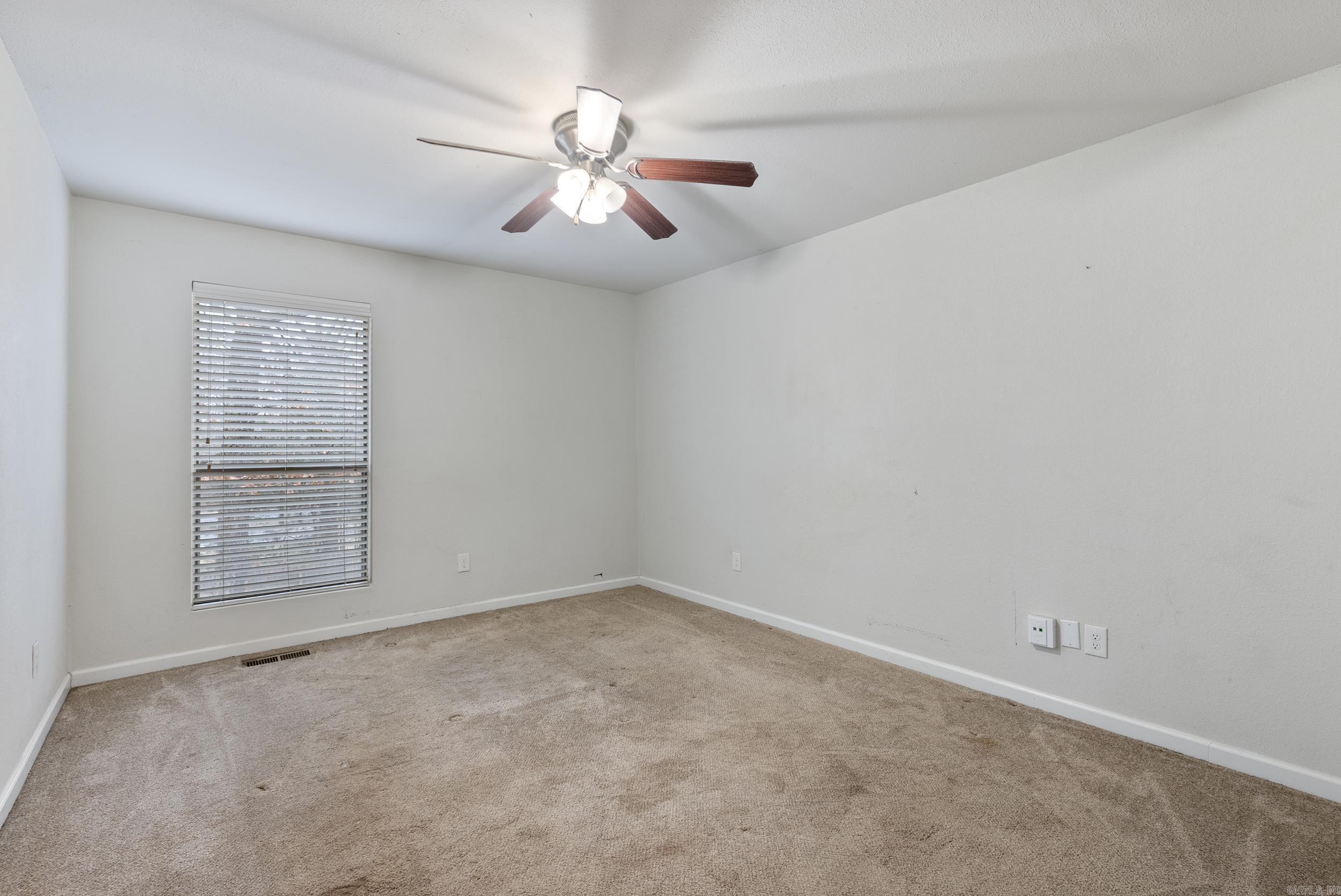 102 Pin Oak Cove