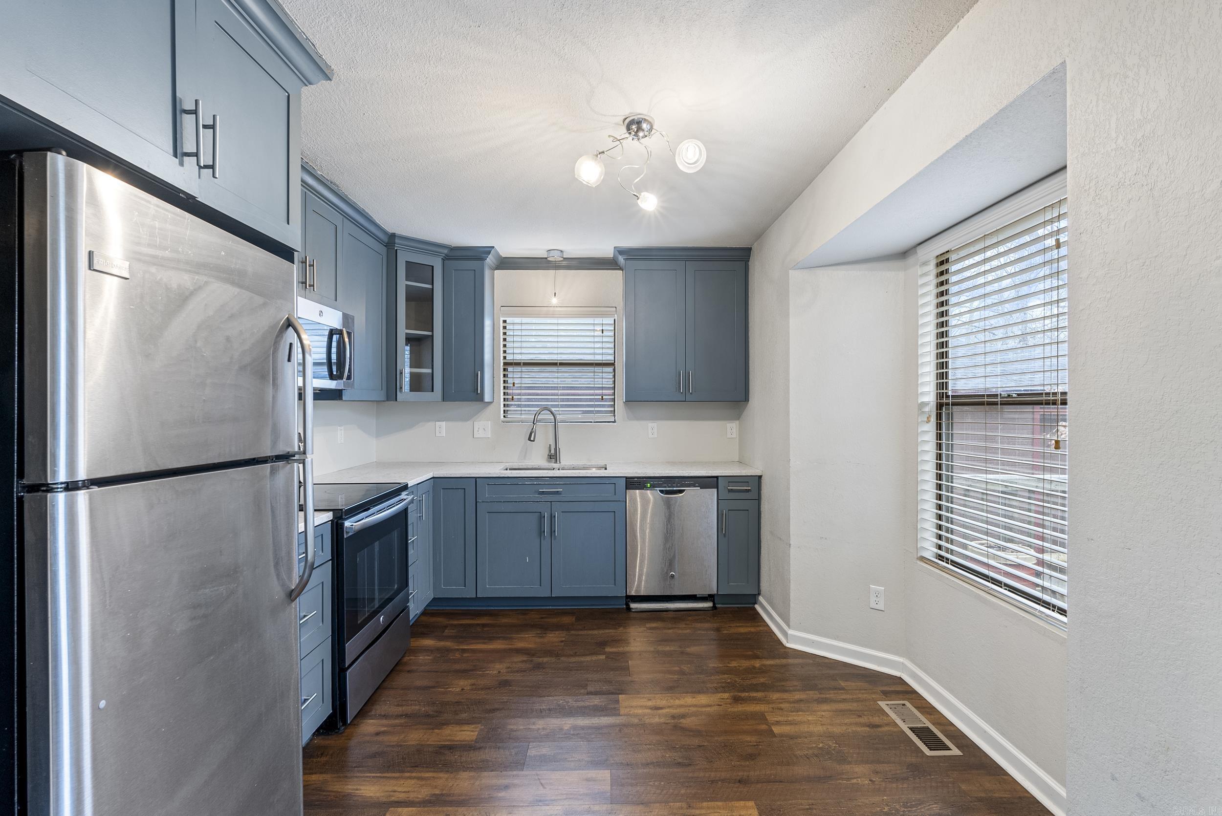 102 Pin Oak Cove