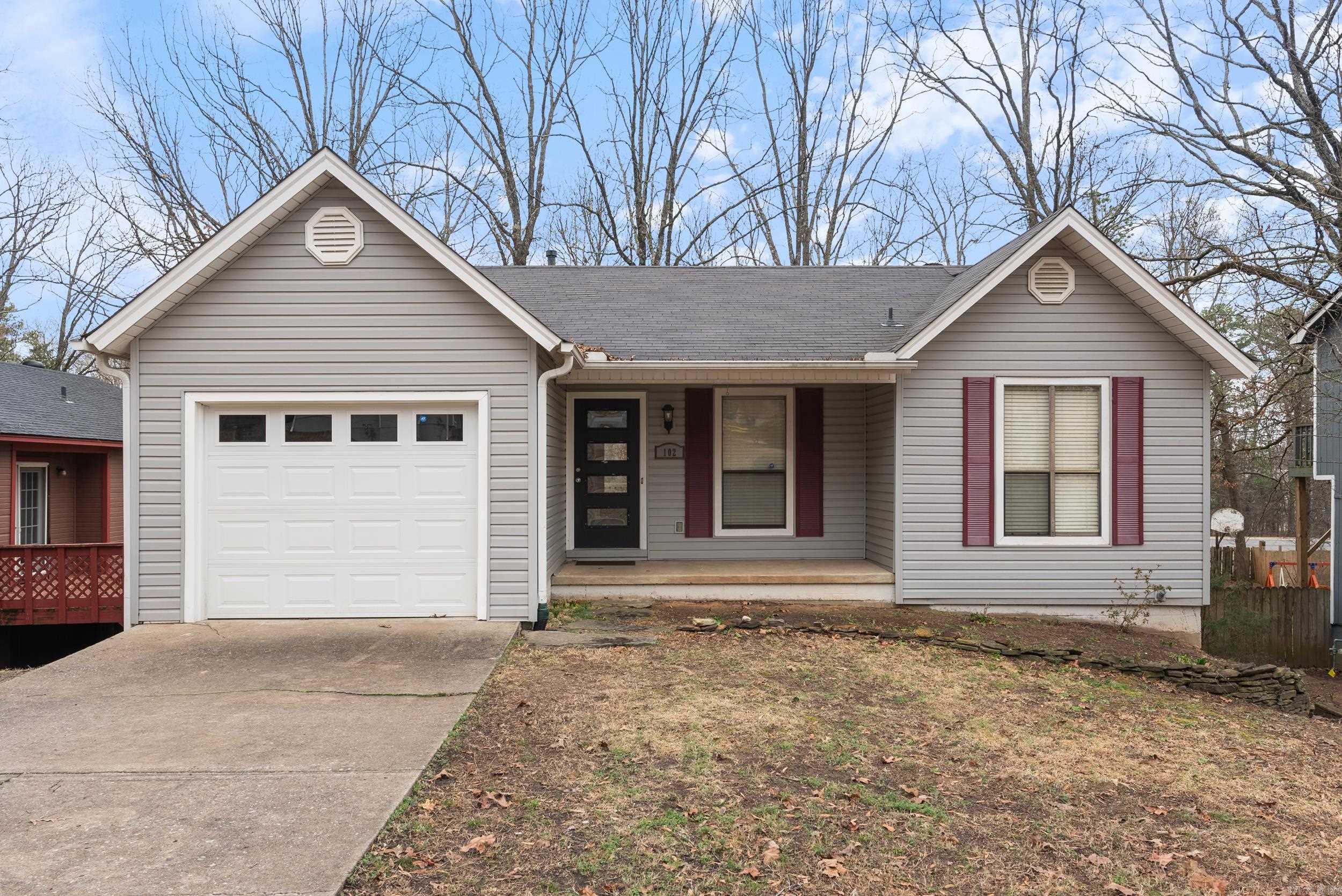 102 Pin Oak Cove
