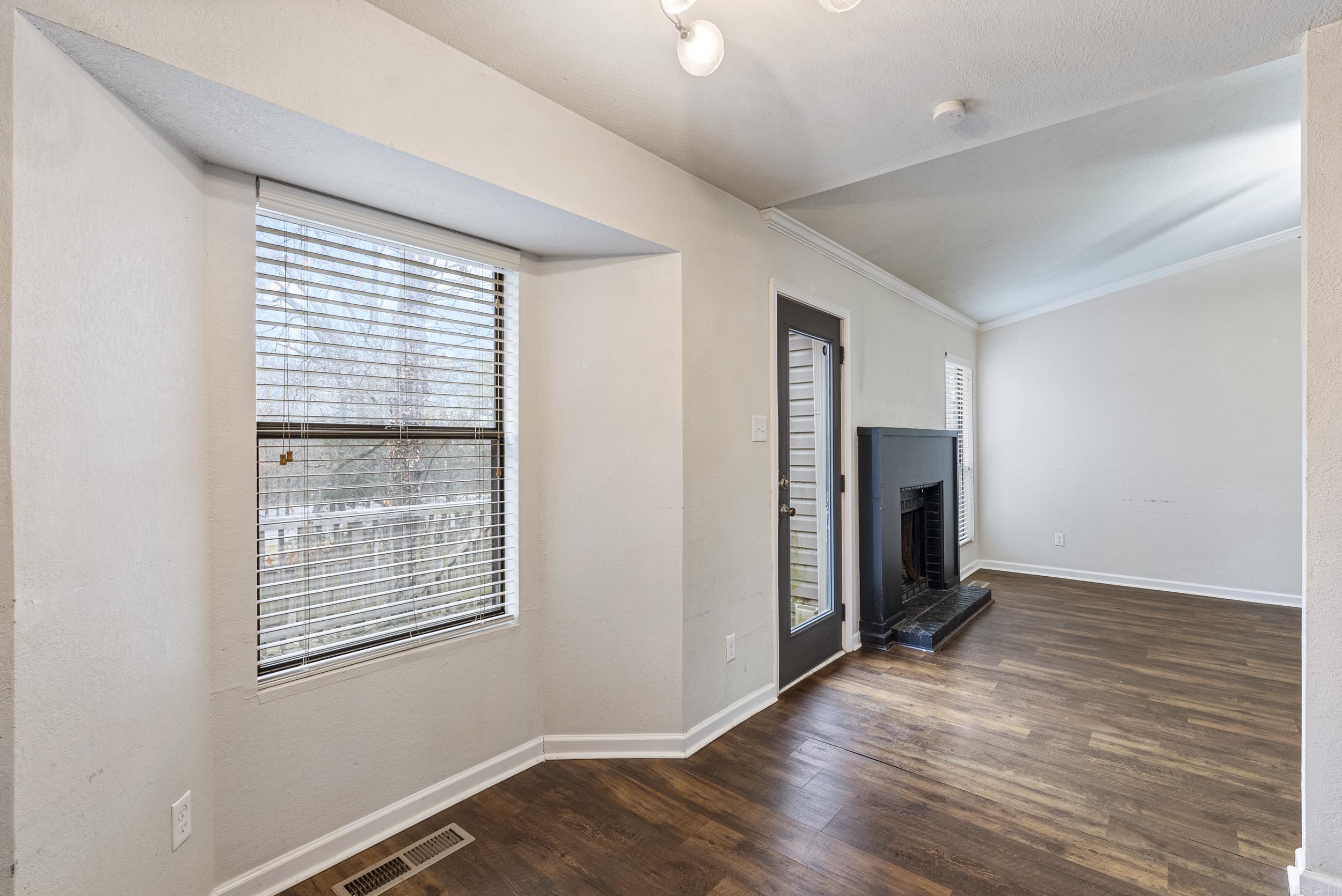 102 Pin Oak Cove