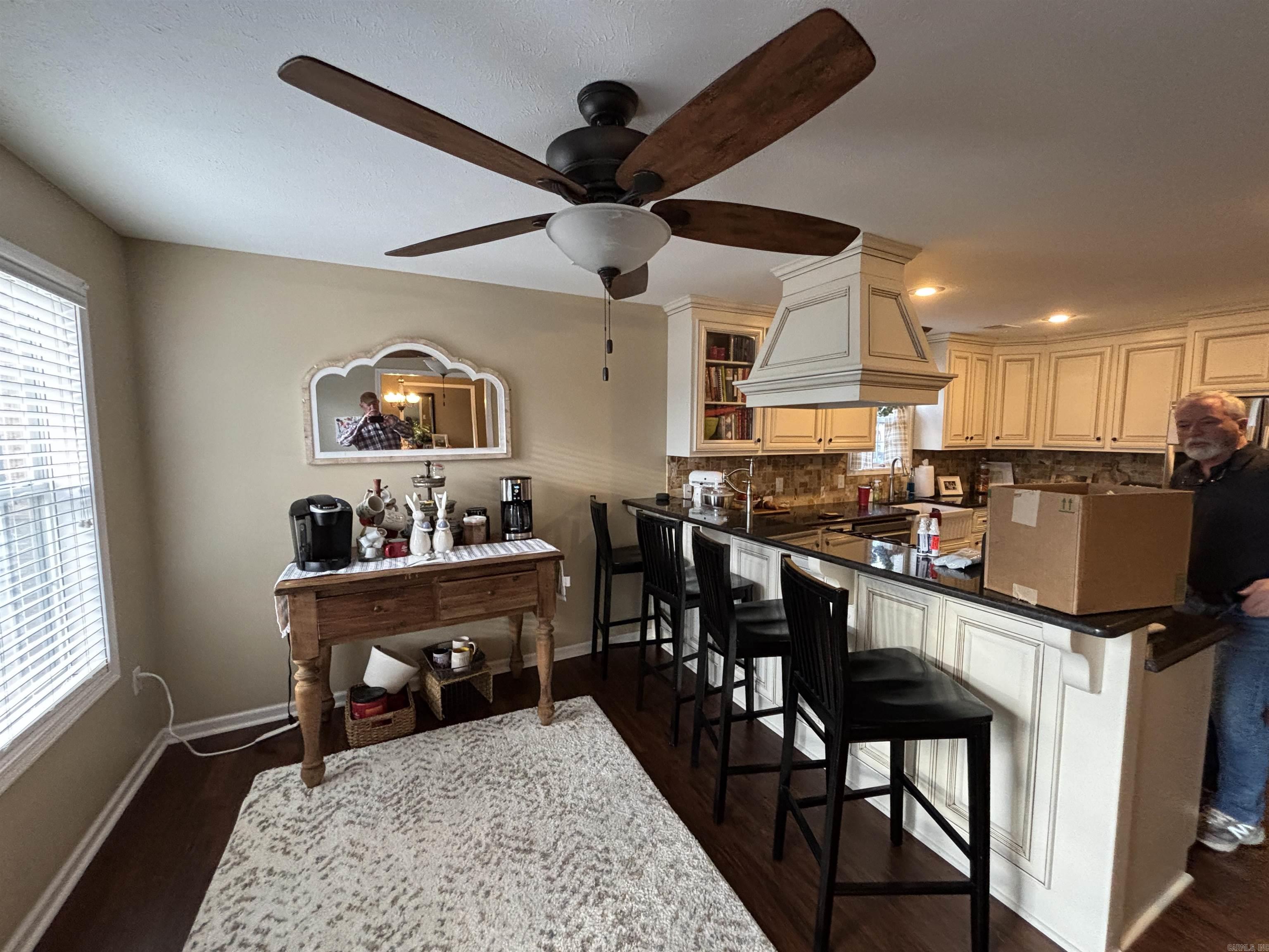 104 E Courtney Cove