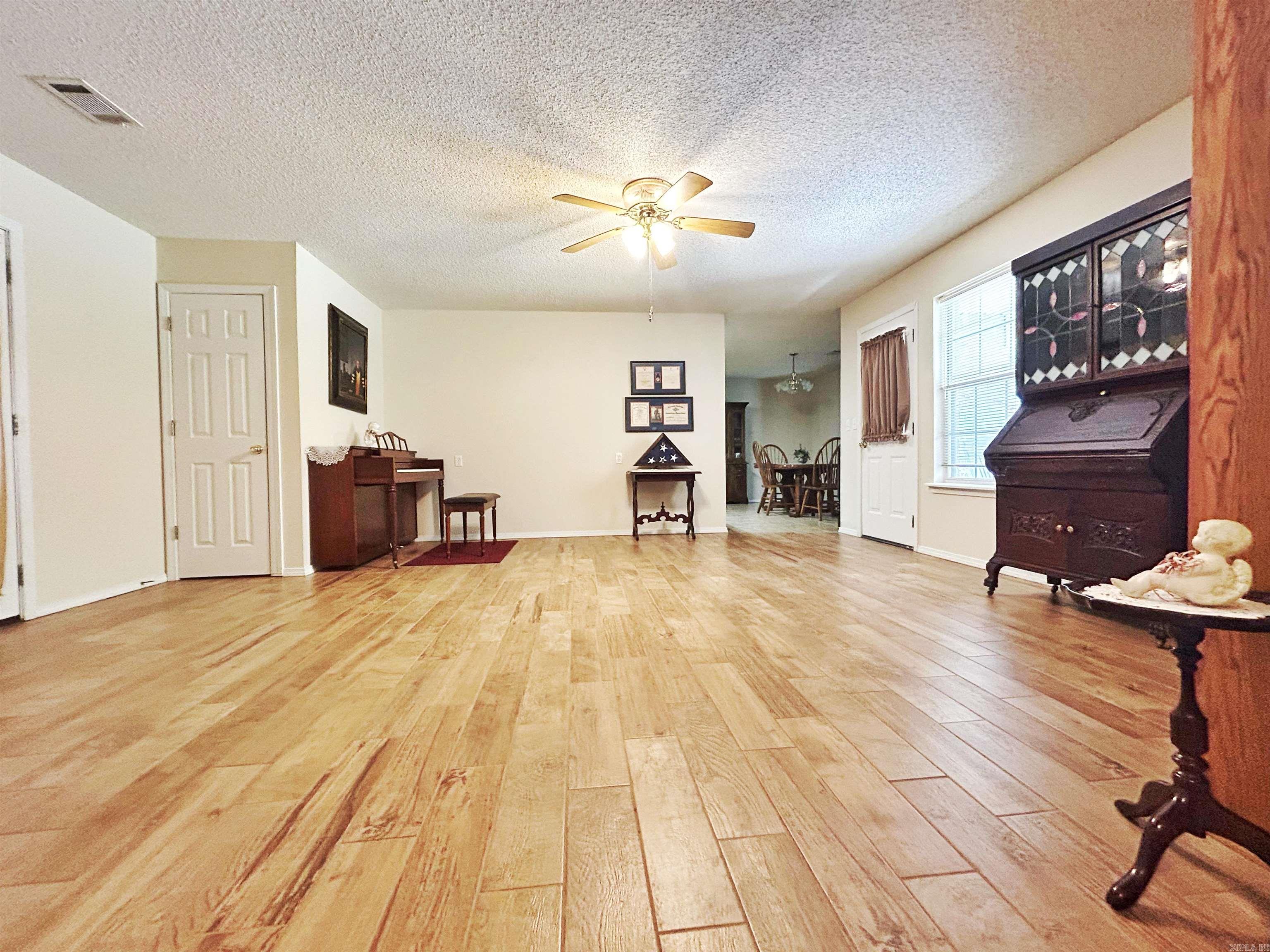 212 Cherokee Ln