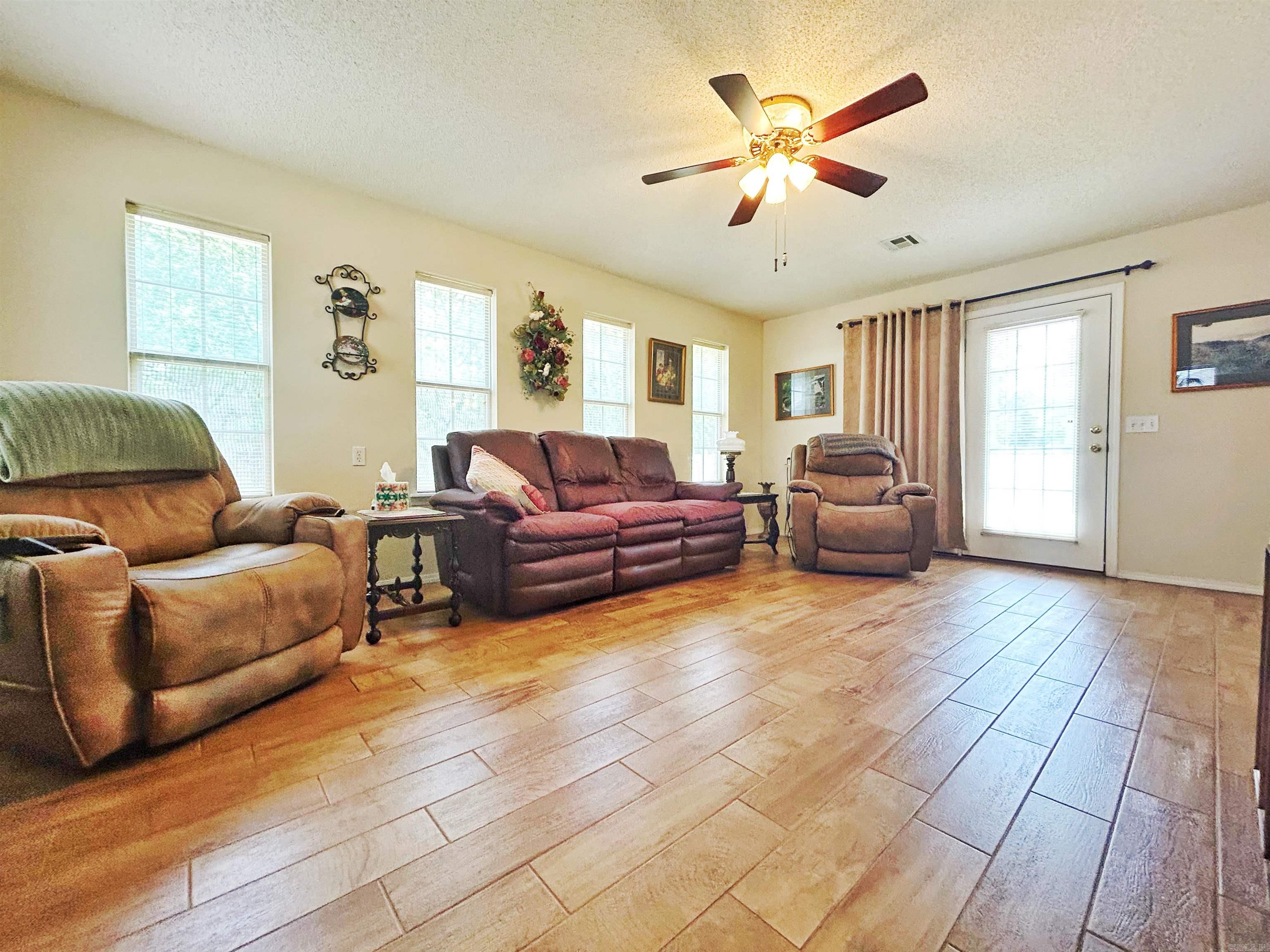 212 Cherokee Ln