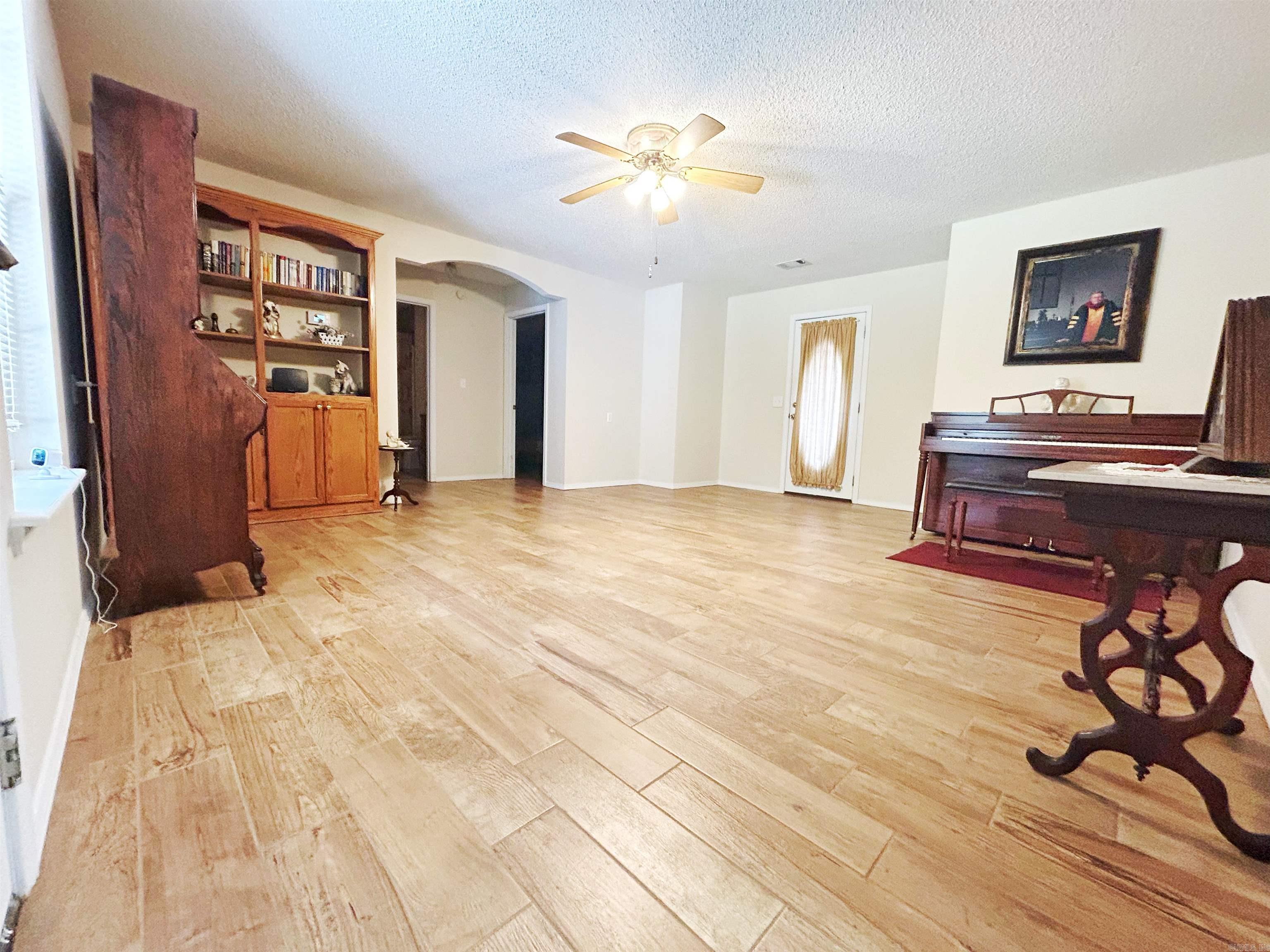 212 Cherokee Ln