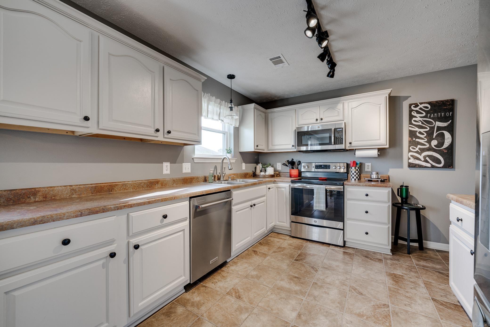2805 Makenzie