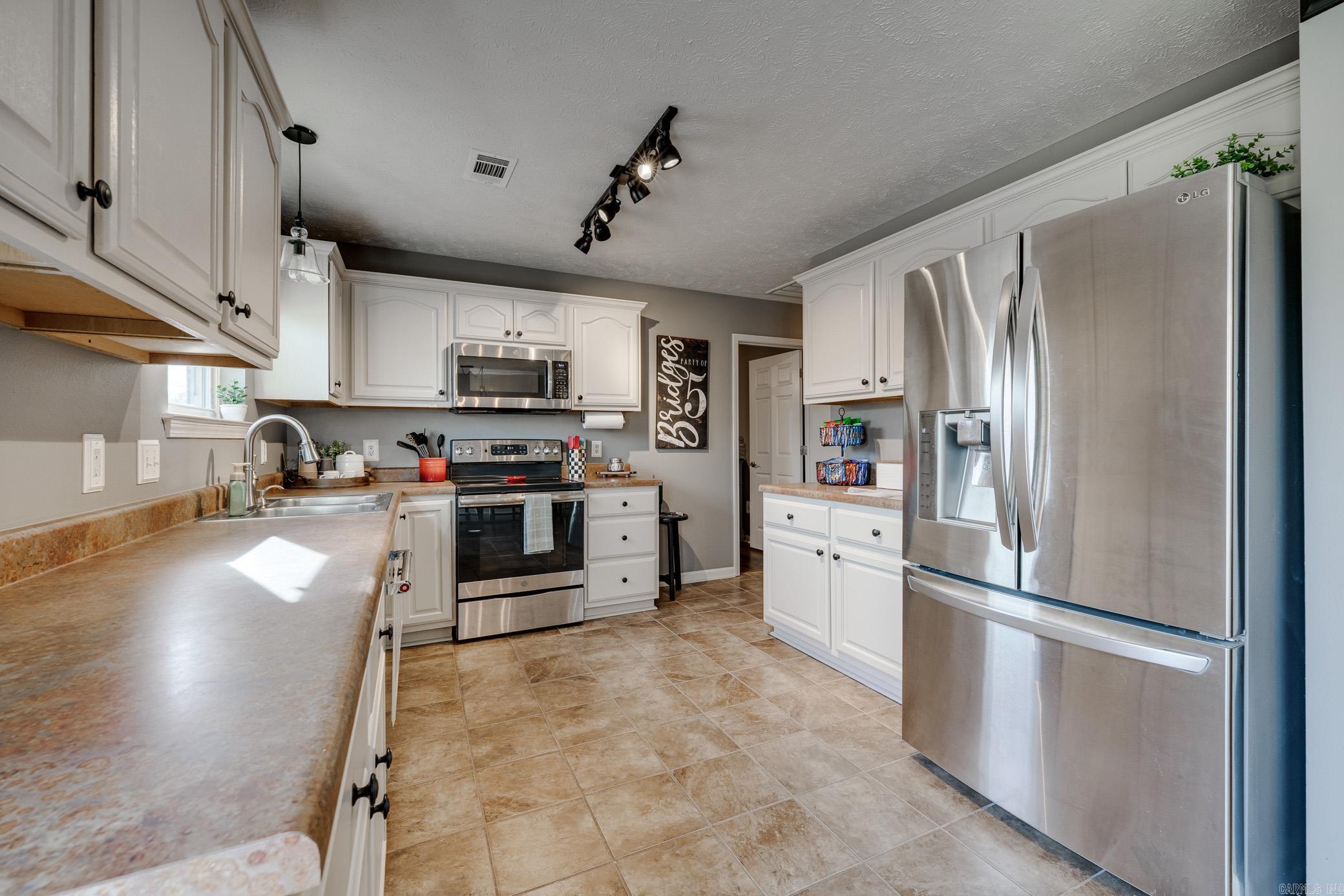 2805 Makenzie