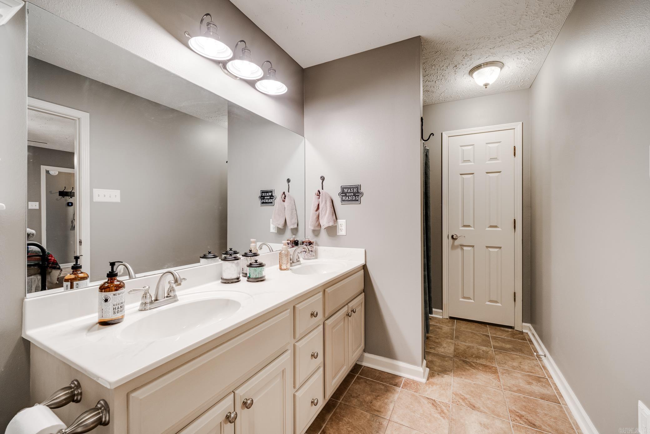 2805 Makenzie