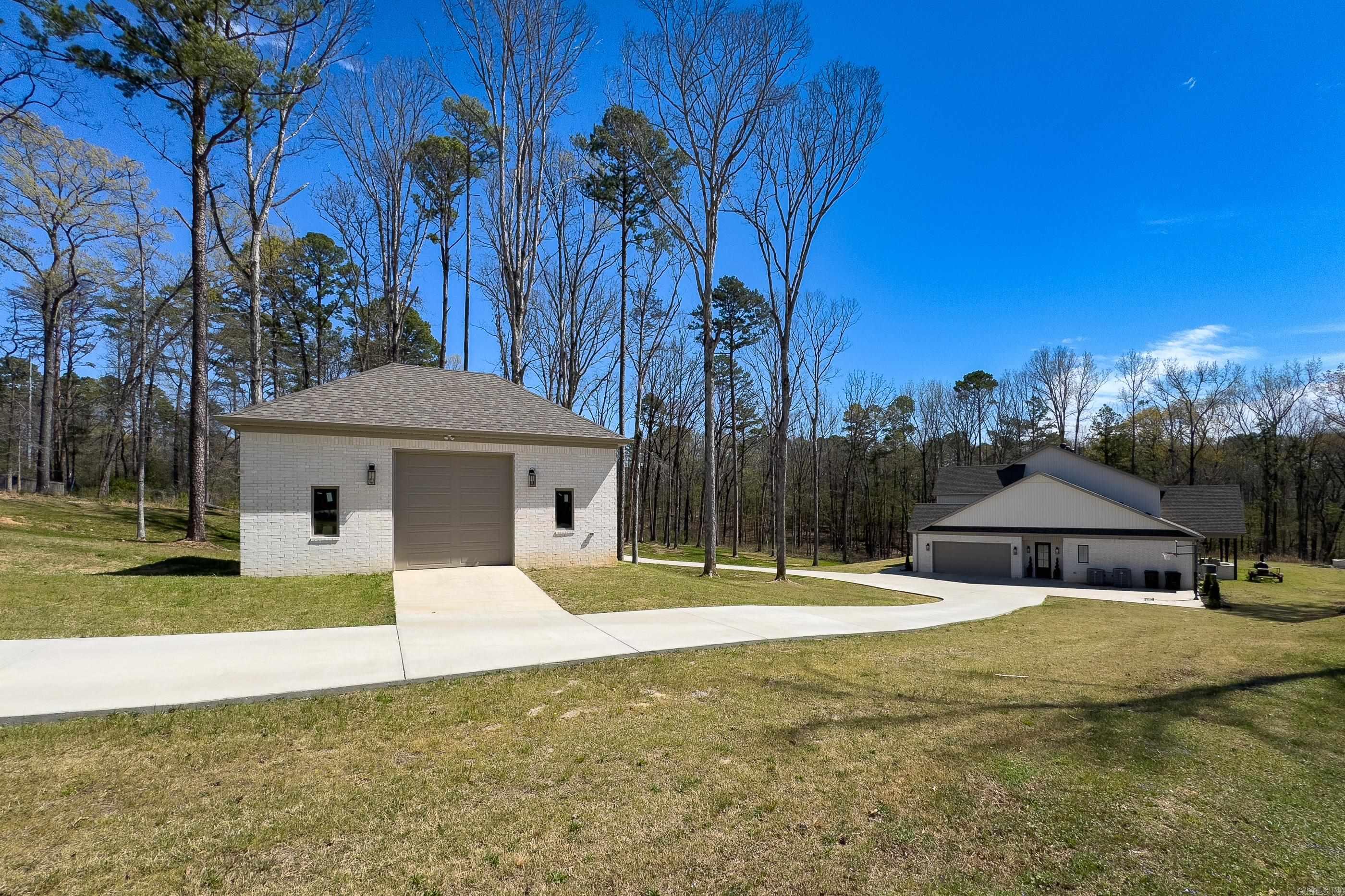 2072 Mohegan Trail