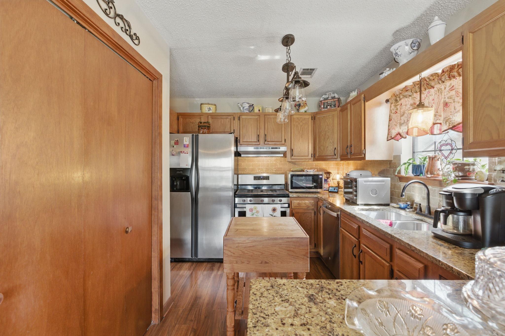 3 Redleaf Cir