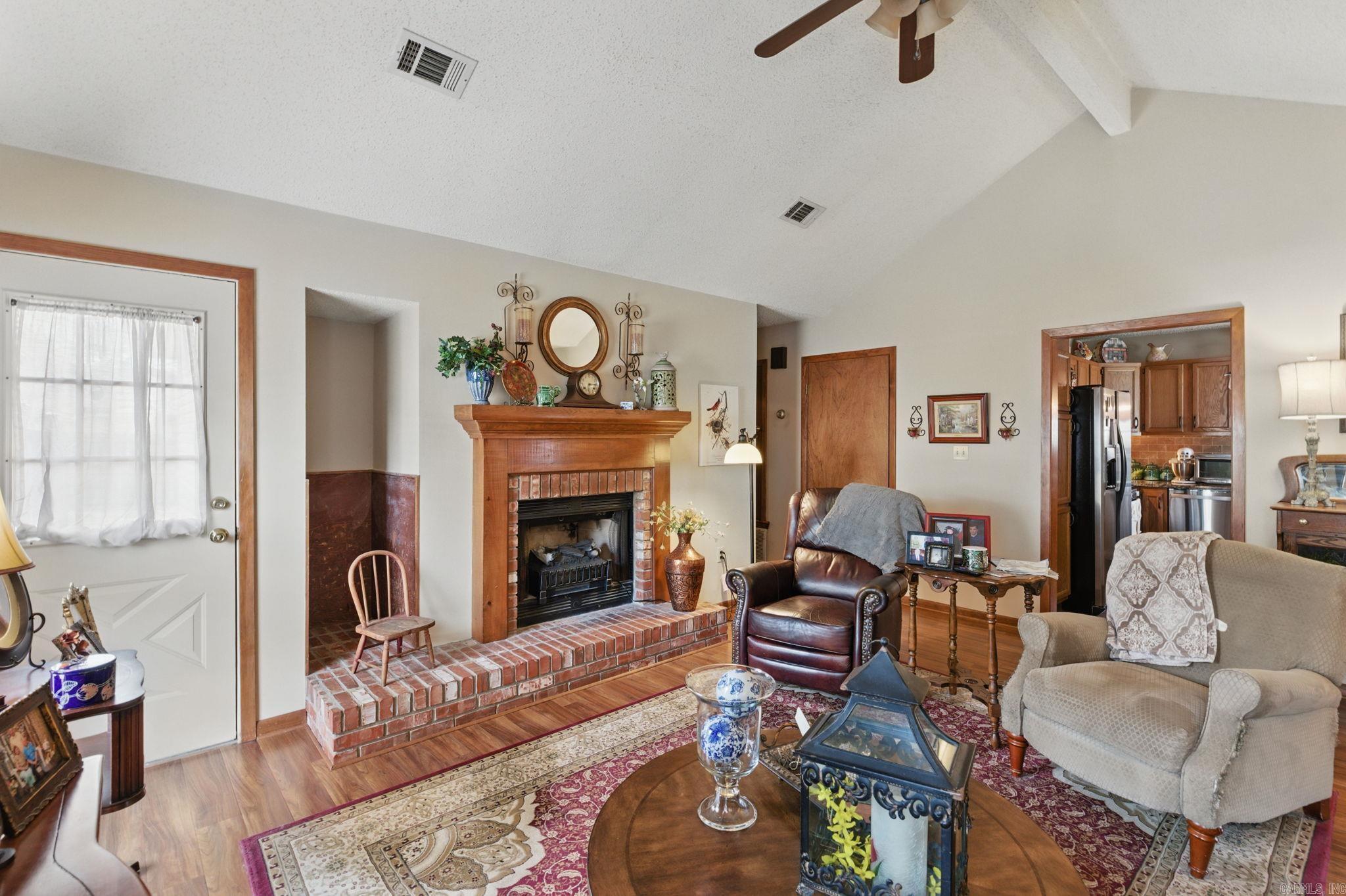 3 Redleaf Cir